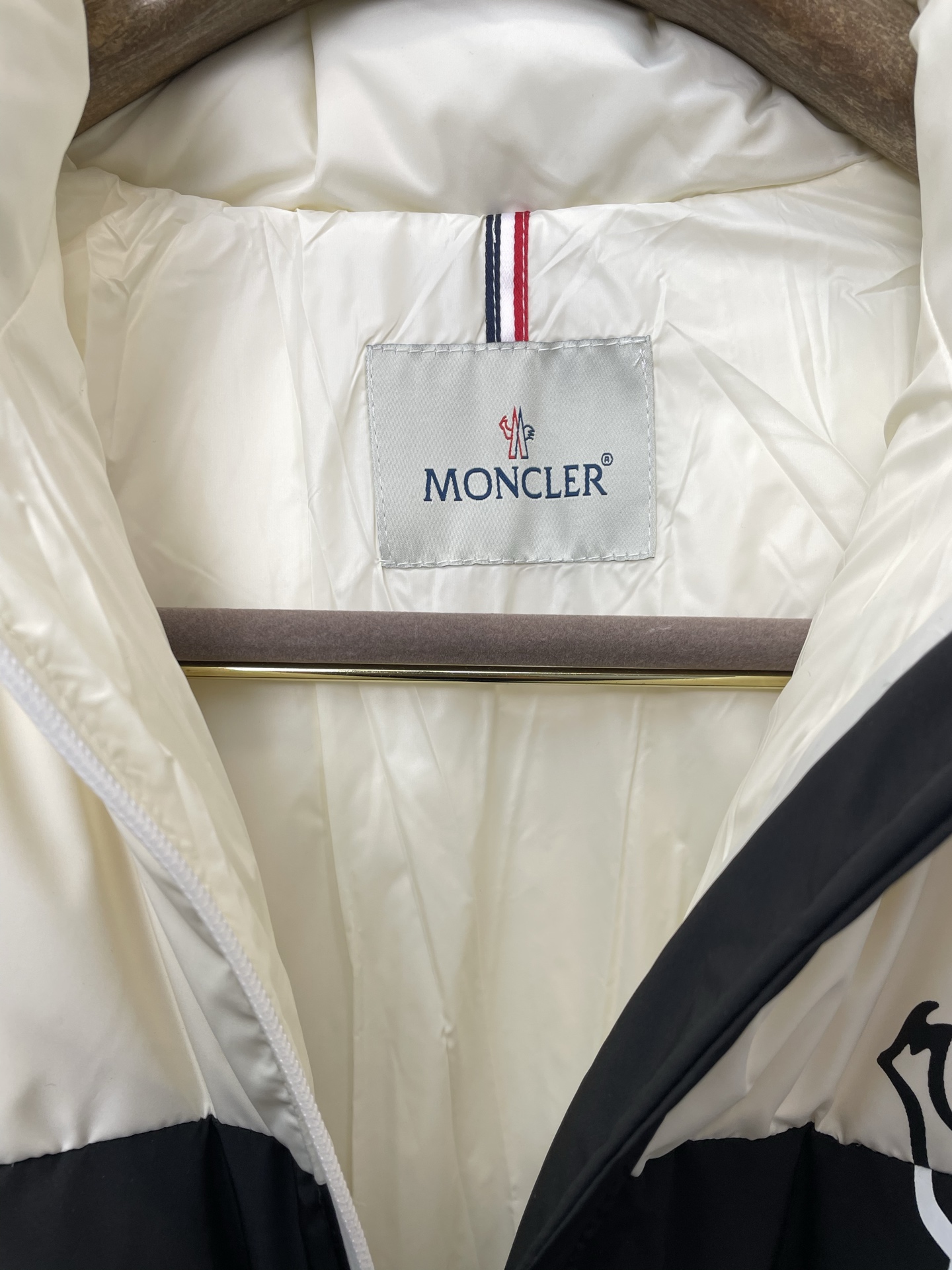 。羽绒服-Moncler蒙口💥砸锅卖铁都要上的新款！最新时尚羽绒服。经典设计感与颜值爆棚的外套，品质更是