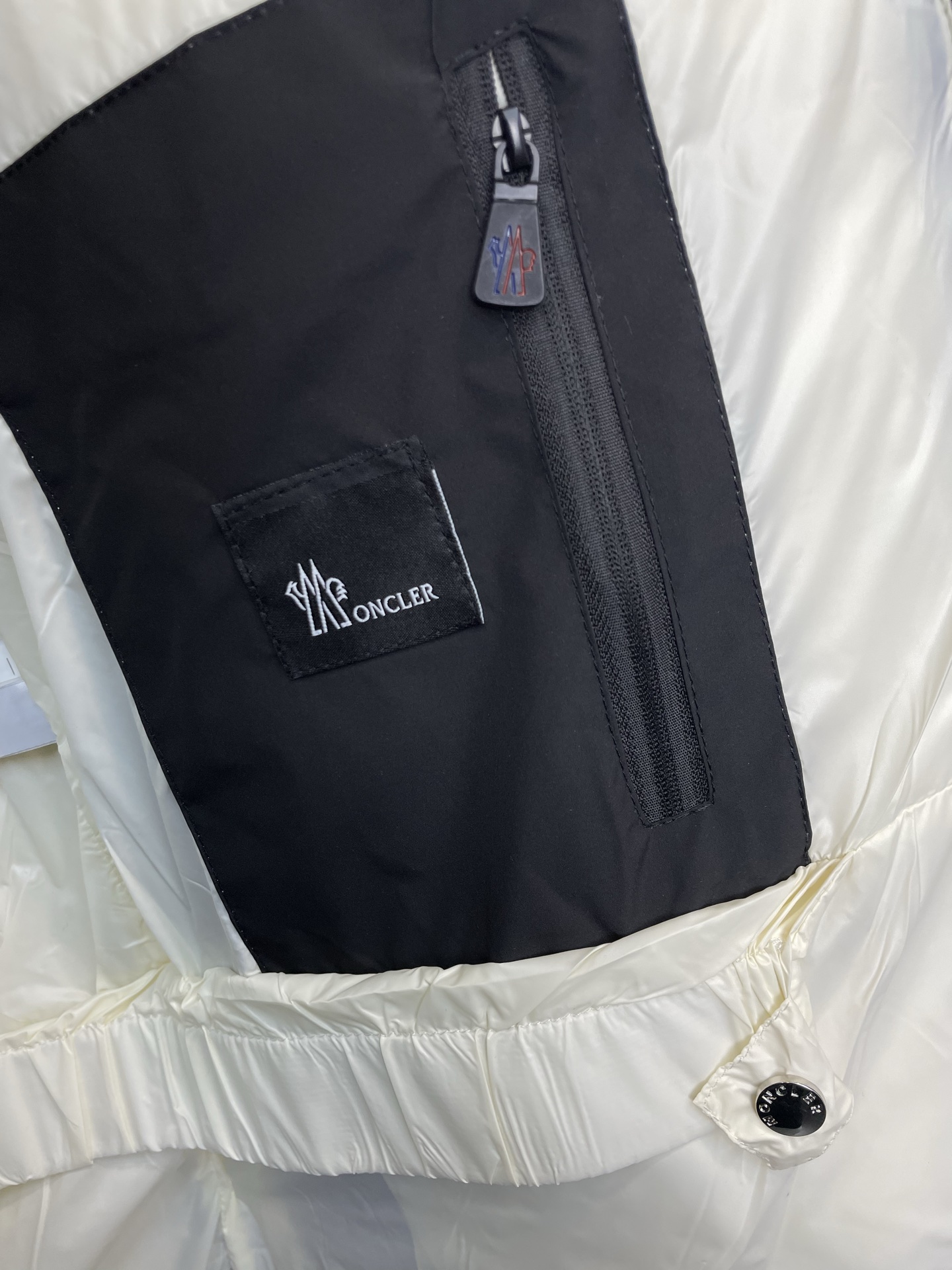 。羽绒服-Moncler蒙口💥砸锅卖铁都要上的新款！最新时尚羽绒服。经典设计感与颜值爆棚的外套，品质更是