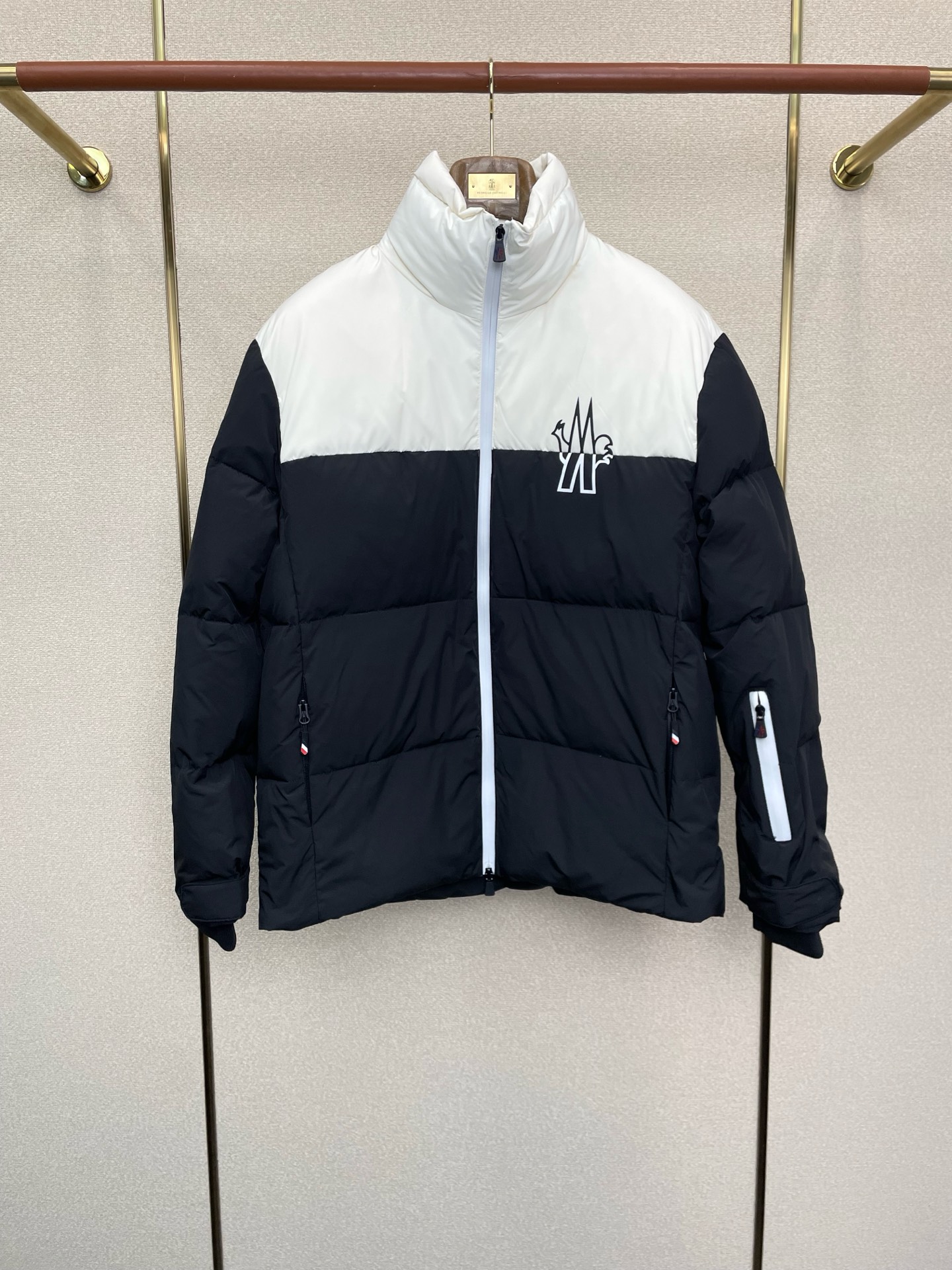 。羽绒服-Moncler蒙口💥砸锅卖铁都要上的新款！最新时尚羽绒服。经典设计感与颜值爆棚的外套，品质更是