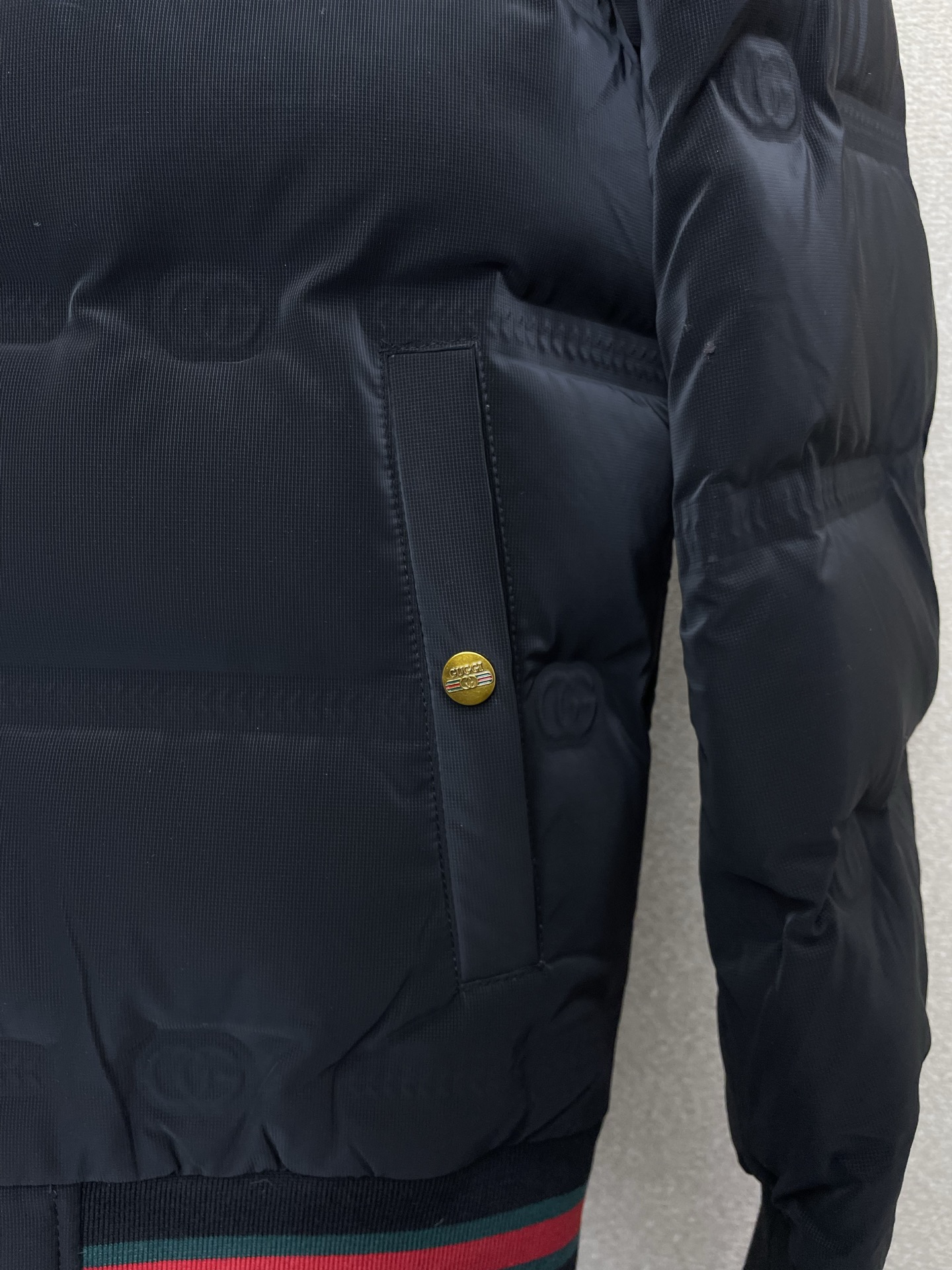 。羽绒服- Gucci古驰💥砸锅卖铁都要上的新款！最新时尚羽绒服。经典设计感与颜值爆棚的外套，品质更是无