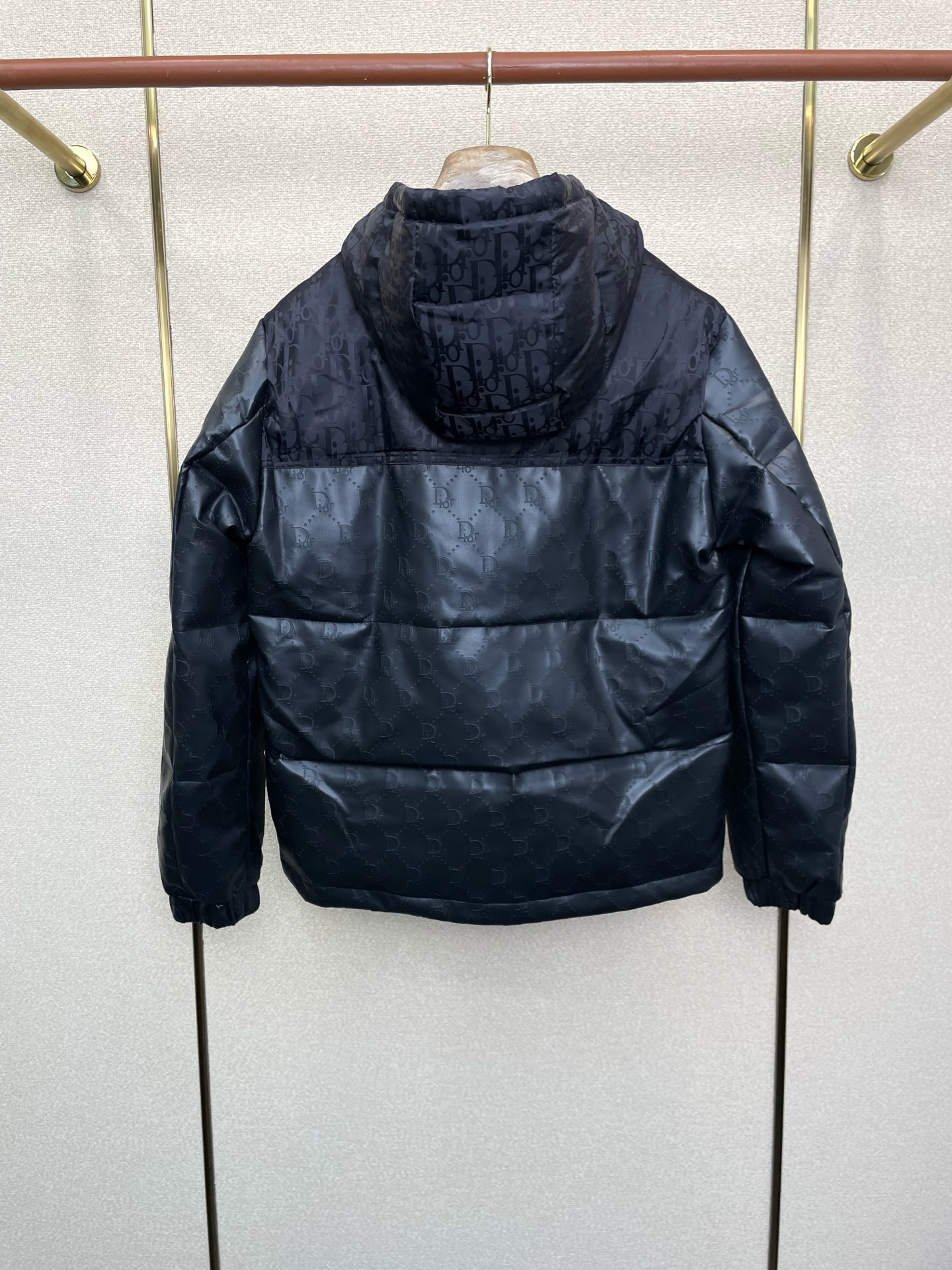 。羽绒服- Dior迪奥💥砸锅卖铁都要上的新款！最新时尚连帽羽绒服。经典设计感与颜值爆棚的外套，品质更是