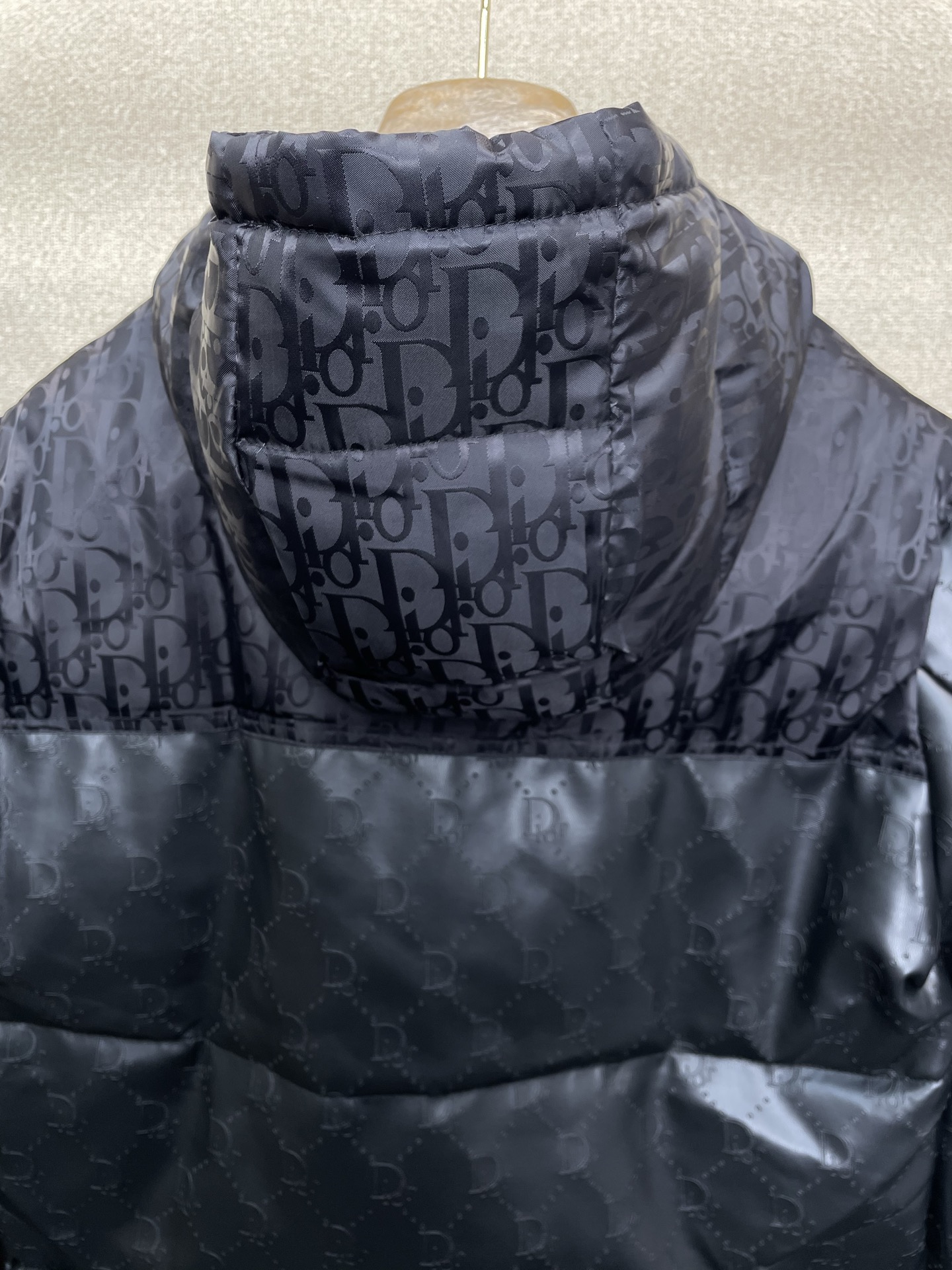 。羽绒服- Dior迪奥💥砸锅卖铁都要上的新款！最新时尚连帽羽绒服。经典设计感与颜值爆棚的外套，品质更是