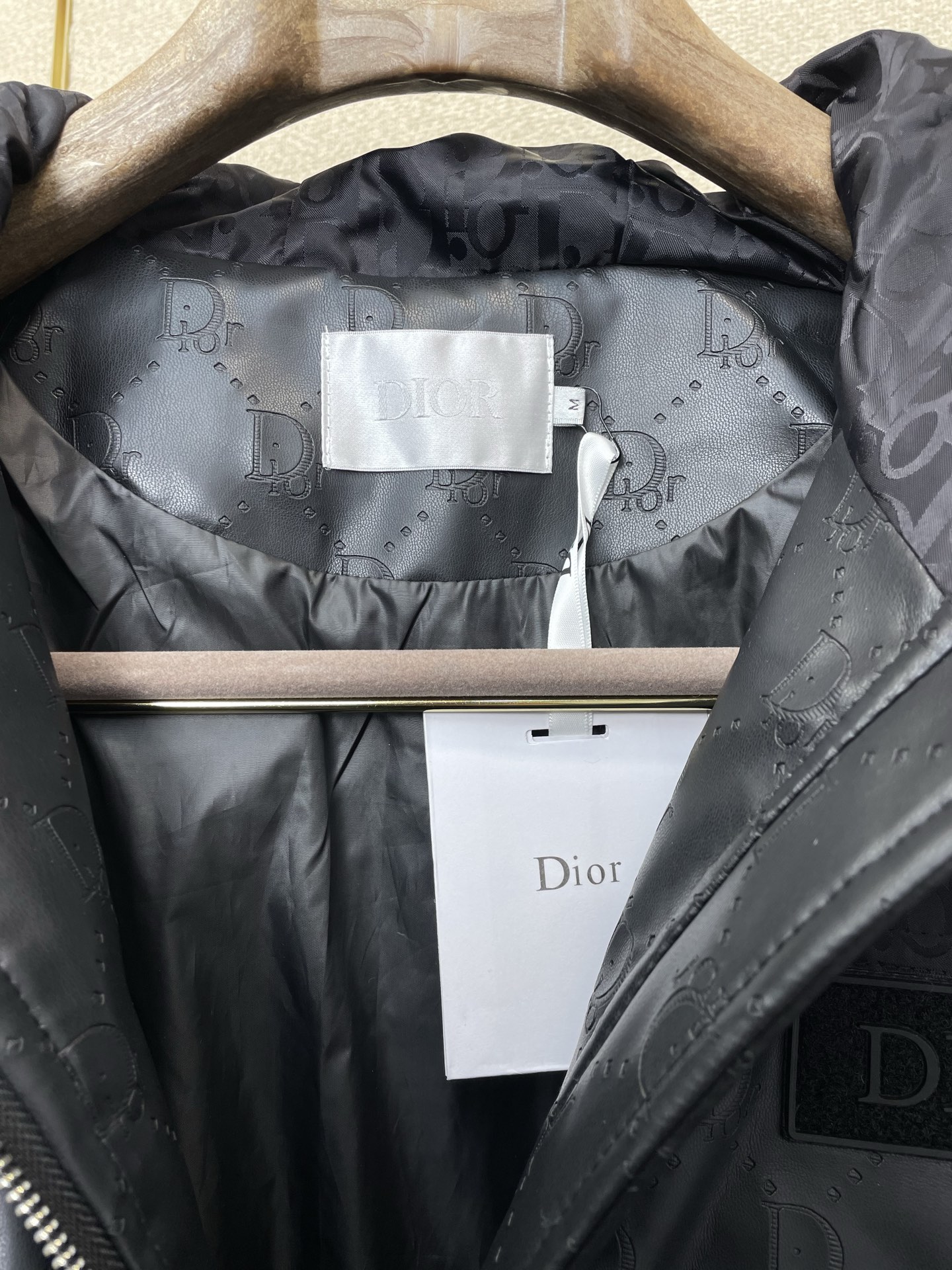 。羽绒服- Dior迪奥💥砸锅卖铁都要上的新款！最新时尚连帽羽绒服。经典设计感与颜值爆棚的外套，品质更是