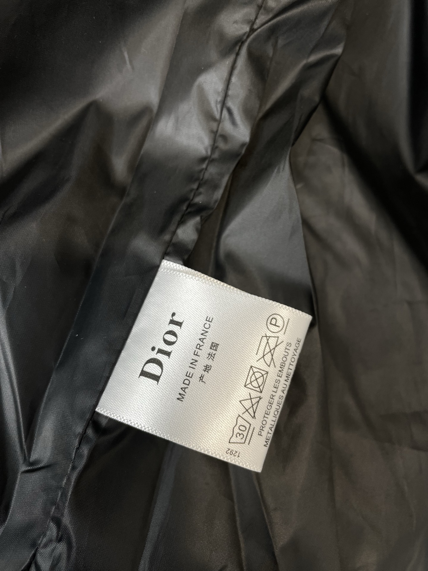 。羽绒服- Dior迪奥💥砸锅卖铁都要上的新款！最新时尚连帽羽绒服。经典设计感与颜值爆棚的外套，品质更是