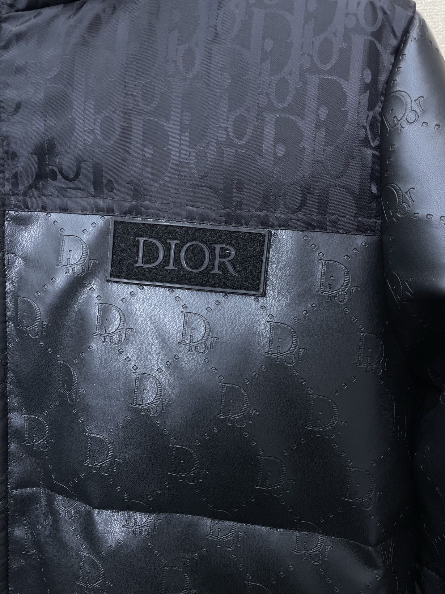 。羽绒服- Dior迪奥💥砸锅卖铁都要上的新款！最新时尚连帽羽绒服。经典设计感与颜值爆棚的外套，品质更是