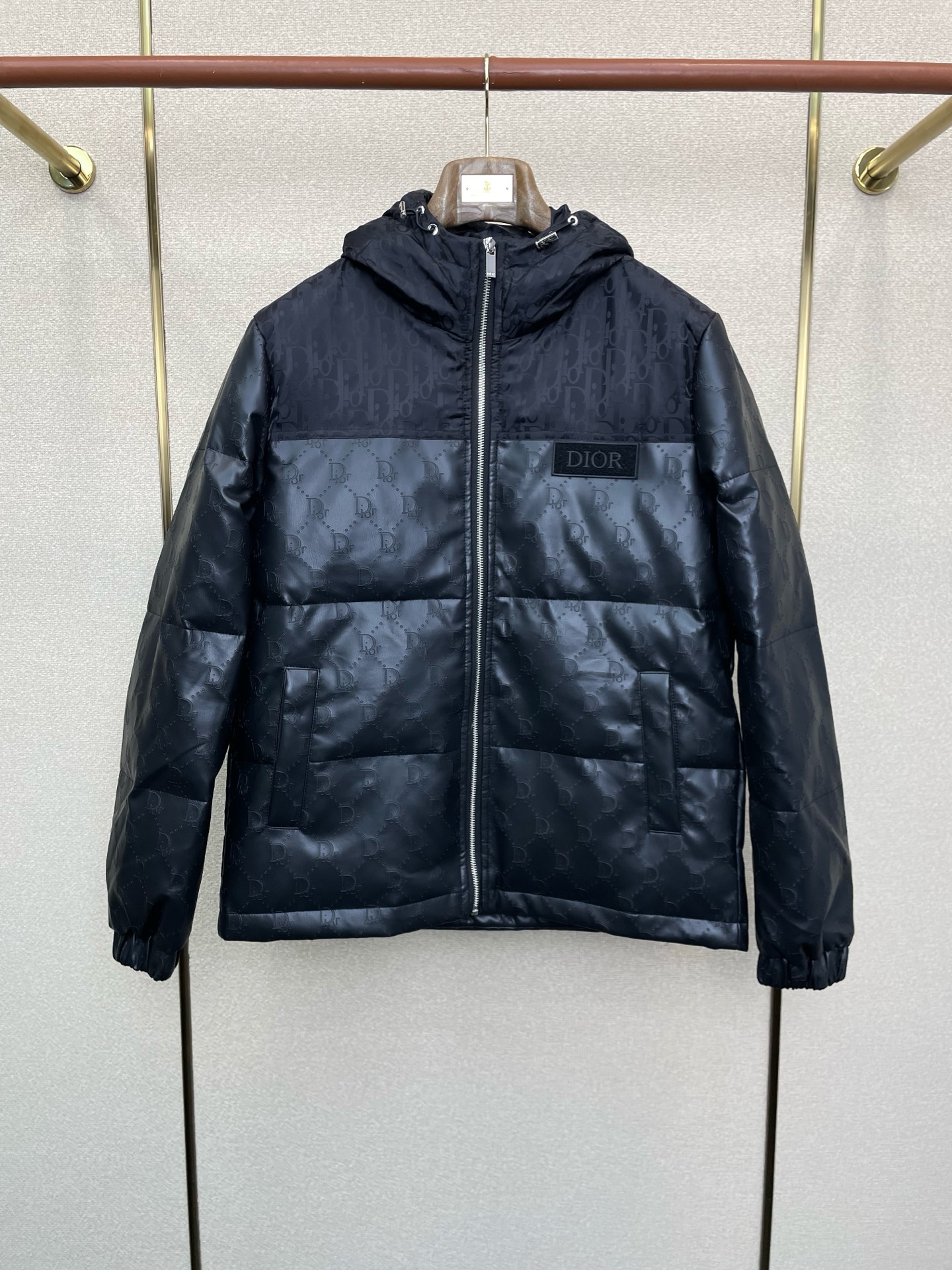 。羽绒服- Dior迪奥💥砸锅卖铁都要上的新款！最新时尚连帽羽绒服。经典设计感与颜值爆棚的外套，品质更是