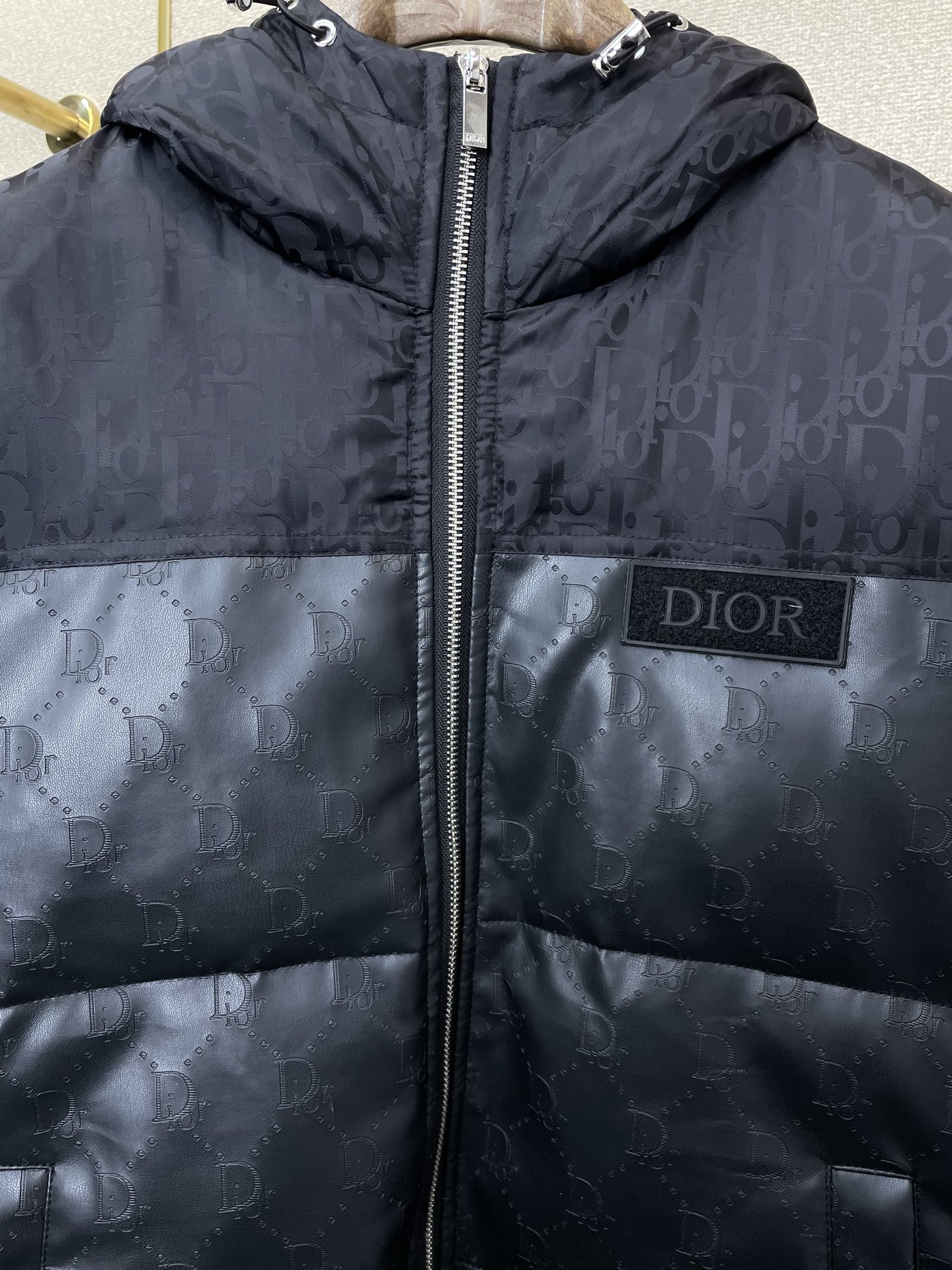 。羽绒服- Dior迪奥💥砸锅卖铁都要上的新款！最新时尚连帽羽绒服。经典设计感与颜值爆棚的外套，品质更是