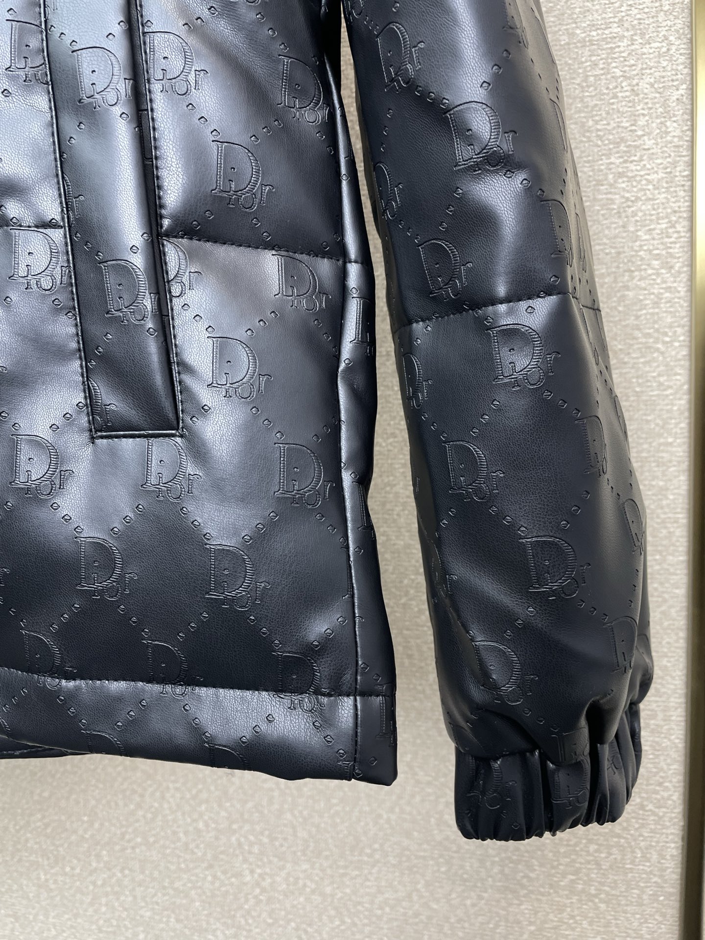 。羽绒服- Dior迪奥💥砸锅卖铁都要上的新款！最新时尚连帽羽绒服。经典设计感与颜值爆棚的外套，品质更是