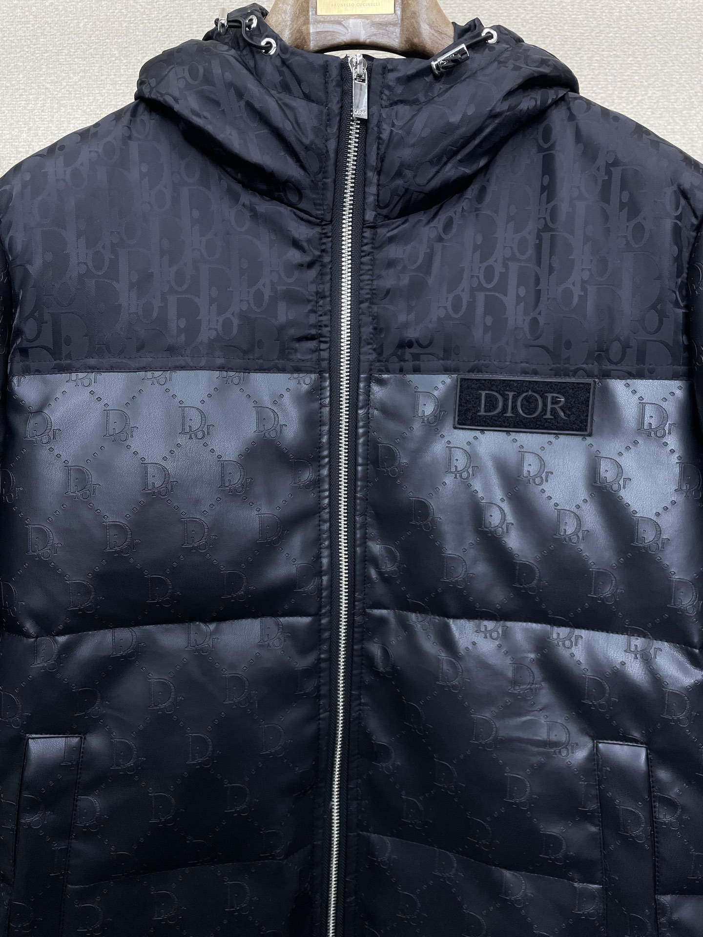 。羽绒服- Dior迪奥💥砸锅卖铁都要上的新款！最新时尚连帽羽绒服。经典设计感与颜值爆棚的外套，品质更是