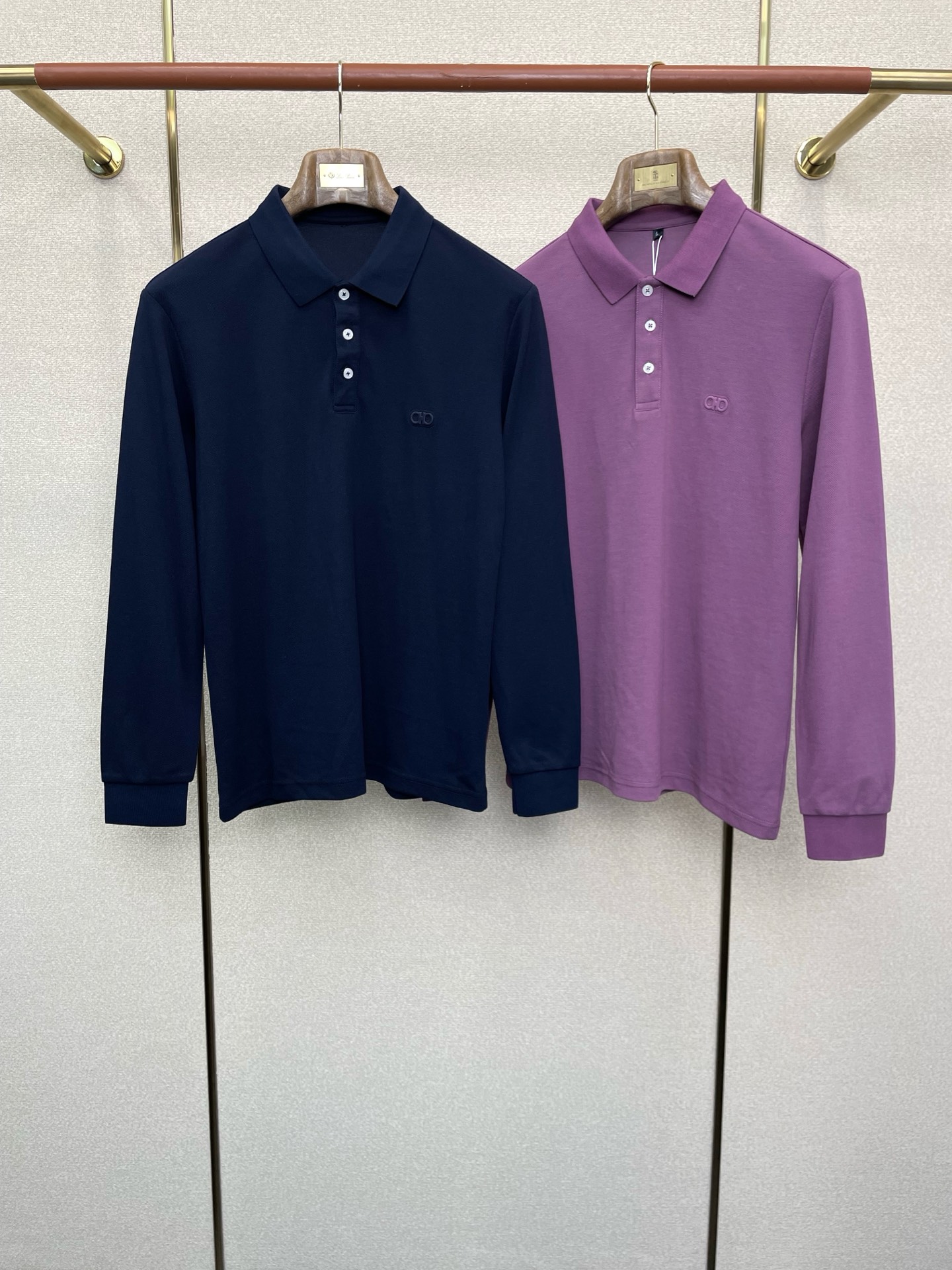 NO:613930,.FERRAGAMO Ferragamo’s new model is a must-have!  New men's original casual long sleeves, fashionable style, custom imported fabrics, soft and delicate to the touch, comfortable and breathable to wear, the texture and comfort of the fabric are at its peak, classic logo pattern design on the overweight chest, the factory carefully makes versatile casual upper body, great men's must-have items, sizes M-4XL,,ferragamo,ferragamo,alexander wang19860909.FERRAGAMO菲拉格慕砸锅卖铁都要上的新款！新款男士原单休闲长袖 时尚潮款 定制进口面料 手感柔软细腻 穿着亲肤舒适透气 面料质感与舒适度达到登峰造极 超重胸前经典logo图案设计 代工厂精细做百搭休闲 上身非常赞 男士必备单品 尺码M-4XL,,ferragamo,ferragamo,alexander wang,Men's clothing