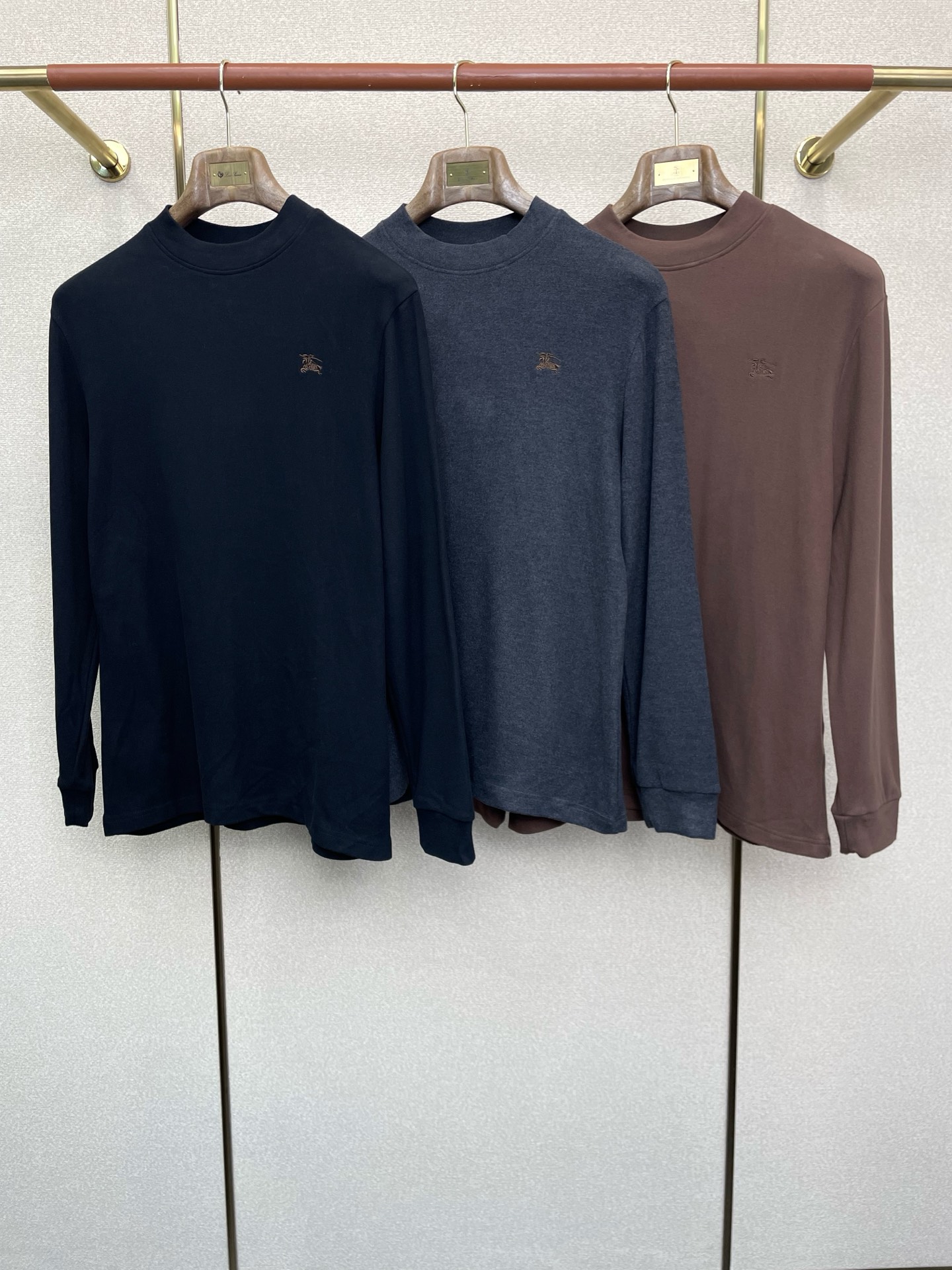 NO:613960,.Burberry’s new style is a must-have!  New men's original casual long sleeves, fashionable style, customized lining fleece fabric, soft and delicate feel, skin-friendly, comfortable and breathable, the fabric texture and comfort are at its peak, classic logo pattern design on the overweight chest, factory finely made, versatile casual upper body, great men's must-have items, sizes M-4XL,, burberry, burberry, alexander wang19860909.Burberry巴宝莉砸锅卖铁都要上的新款！新款男士原单休闲长袖 时尚潮款 定制内里抓绒面料 手感柔软细腻 穿着亲肤舒适透气 面料质感与舒适度达到登峰造极 超重胸前经典logo图案设计 代工厂精细做百搭休闲 上身非常赞 男士必备单品 尺码M-4XL,,burberry,burberry,alexander wang,Men's clothing