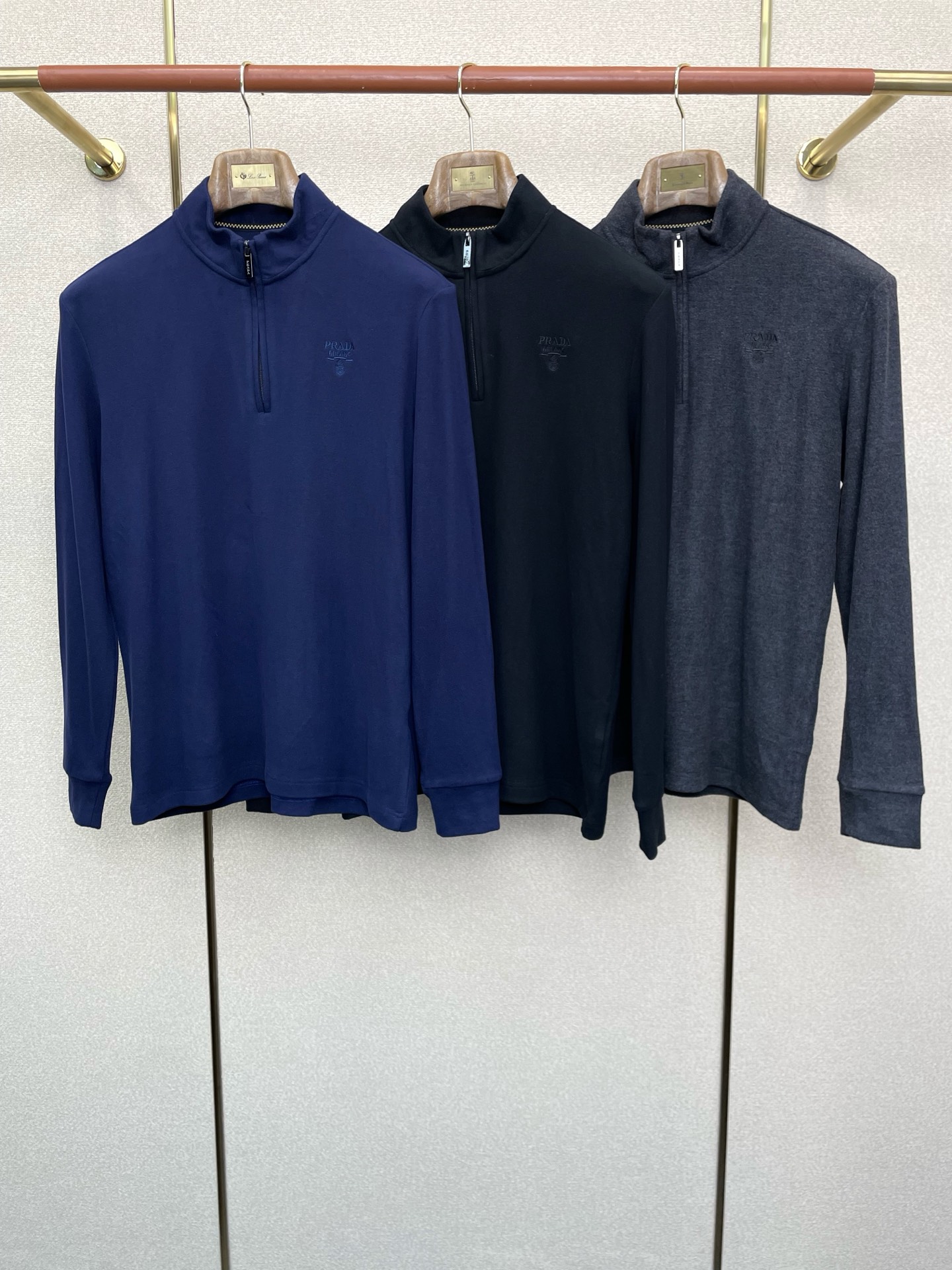 NO:613940,.Prada is a new model that will sell everything!  New men's original casual long sleeves, fashionable style, customized fleece fabric, soft and delicate feel, skin-friendly, comfortable and breathable, the fabric texture and comfort are at its peak, classic logo pattern design on the overweight chest, factory-made versatile casual upper body is very good, men's must-have items, sizes M-4XL,, prada, prada, alexander wang19860909.Prada普拉达砸锅卖铁都要上的新款！新款男士原单休闲长袖 时尚潮款 定制抓绒面料 手感柔软细腻 穿着亲肤舒适透气 面料质感与舒适度达到登峰造极 超重胸前经典logo图案设计 代工厂精细做百搭休闲 上身非常赞 男士必备单品 尺码M-4XL,,prada,prada,alexander wang,Men's clothing