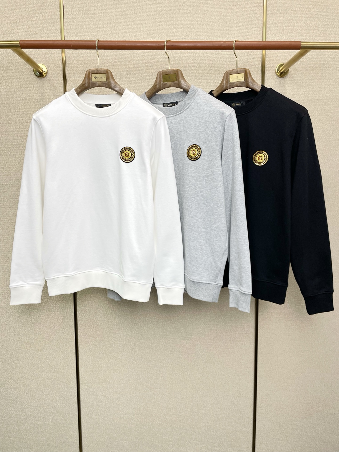 NO:613965,.VERSACE Versace is a new model that everyone wants to buy! The latest fashionable sweatshirts. Jackets with classic design and great looks. The quality is impeccable and quality control allows you to buy it directly. It is a high-end product that cannot be faulted! You can feel its powerful aura through the detailed pictures. It has a remarkable effect of gathering heat and keeping warm, so you don’t have to worry about getting a little chilly! Both fashionable and functional, the whole style looks more luxurious! Sizes S-XL,,versace,versace,hoodie,sweatshirts,jackets & coats,alexander wang19860909.VERSACE范思哲砸锅卖铁都要上的新款！最新时尚卫衣 经典设计感与颜值爆棚的外套,品质更是无法挑剔品控可以直接入手,不容过错的高端臻品！通过细节图片便可感受到它强悍的气场,聚温保暖效果显著,完全不用担心会有一点寒意！时尚与功能性兼备,整款显得更加的奢华大气！ 尺码S-XL,,versace,versace,hoodie,sweatshirts,jackets & coats,alexander wang,Men's clothing