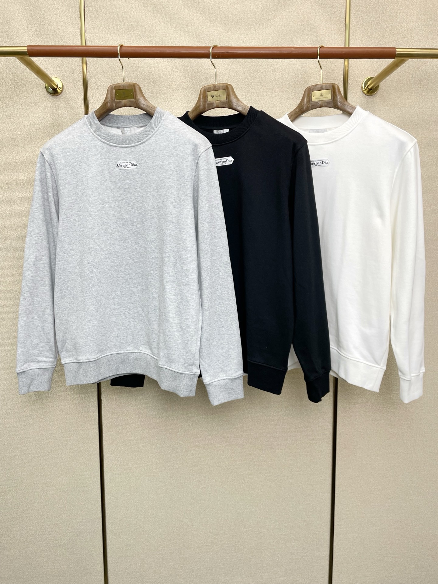 NO:613945,.Dior’s new style is a must-have! The latest fashionable sweatshirts. Jackets with classic design and great looks. The quality is impeccable and quality control allows you to buy it directly. It is a high-end product that cannot be faulted! You can feel its powerful aura through the detailed pictures. It has a remarkable effect of gathering heat and keeping warm, so you don’t have to worry about getting a little chilly! Both fashionable and functional, the whole style looks more luxurious! Size S-XL,,dior,dior,hoodie,sweatshirts,jackets & coats,alexander wang19860909.Dior迪奥砸锅卖铁都要上的新款！最新时尚卫衣 经典设计感与颜值爆棚的外套,品质更是无法挑剔品控可以直接入手,不容过错的高端臻品！通过细节图片便可感受到它强悍的气场,聚温保暖效果显著,完全不用担心会有一点寒意！时尚与功能性兼备,整款显得更加的奢华大气！ 尺码S-XL,,dior,dior,hoodie,sweatshirts,jackets & coats,alexander wang,Men's clothing