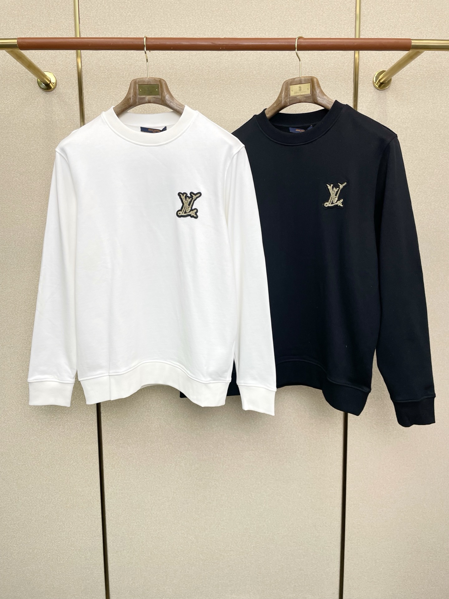 NO:613978,.Louis Vuitton Louis Vuitton’s new style is a must-have! The latest fashionable sweatshirts. Jackets with classic design and great looks. The quality is impeccable and quality control allows you to buy it directly. It is a high-end product that cannot be faulted! You can feel its powerful aura through the detailed pictures. It has a remarkable effect of gathering heat and keeping warm, so you don’t have to worry about getting a little chilly! Both fashionable and functional, the whole style looks more luxurious! Size S-XL,,louis vuitton,louis vuitton,hoodie,sweatshirts,jackets & coats,alexander wang19860909.Louis Vuitton路易威登砸锅卖铁都要上的新款！最新时尚卫衣 经典设计感与颜值爆棚的外套,品质更是无法挑剔品控可以直接入手,不容过错的高端臻品！通过细节图片便可感受到它强悍的气场,聚温保暖效果显著,完全不用担心会有一点寒意！时尚与功能性兼备,整款显得更加的奢华大气！ 尺码S-XL,,louis vuitton,louis vuitton,hoodie,sweatshirts,jackets & coats,alexander wang,Men's clothing