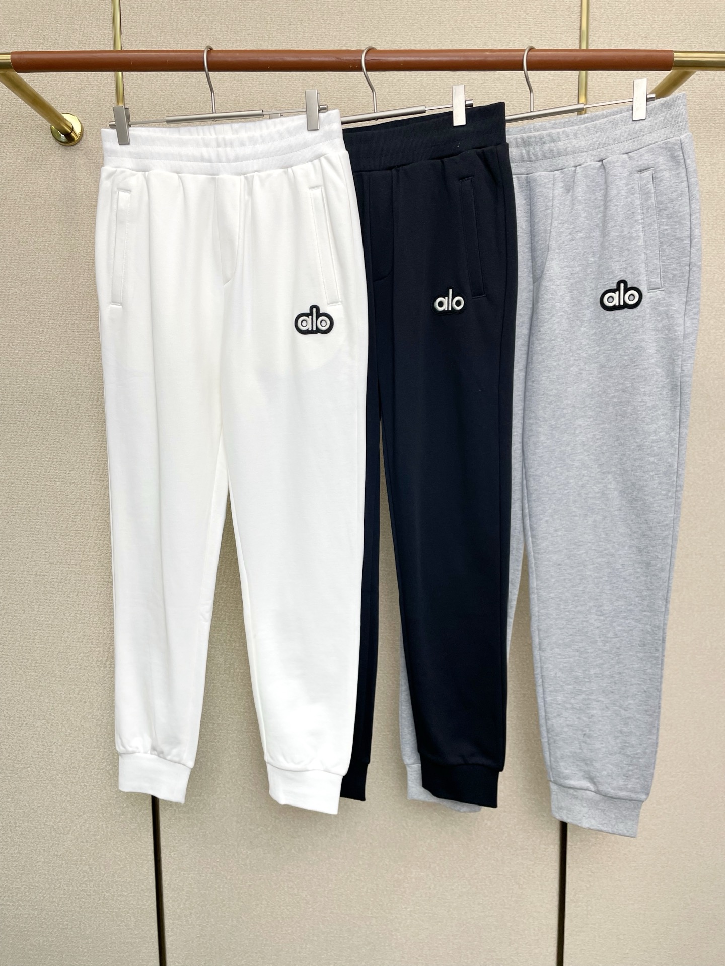 NO:613964,.ALO YOGA is a new model that will sell everything!  New casual pants high-end version!  Custom-made fabrics at the counter are highly breathable and comfortable, with impeccable details and brand element design concepts, reflecting high quality. It feels delicate and soft!  It presents a casual cut and the upper body shape is awesome!  Size:S-XL,,alexander wang19860909.ALO YOGA砸锅卖铁都要上的新款！新款 休闲裤 高端版本！专柜定制面料 透气舒适度高,细节无可挑剔,品牌元素设计理念,体现高品质.手感细腻柔软！呈现休闲裁剪,上身版型超赞！码数:S-XL,,alexander wang,Men's clothing