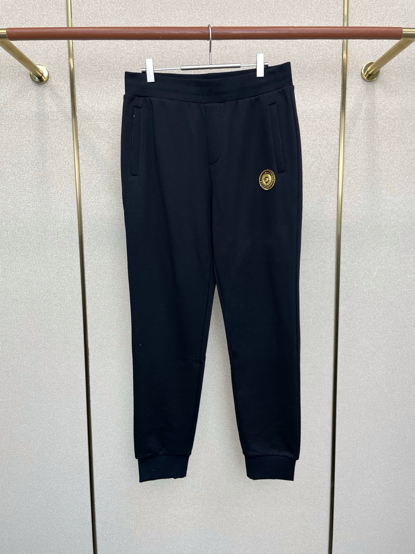 NO:613954,.VERSACE Versace is a new model that everyone wants to buy!  New casual pants high-end version!  Custom-made fabrics at the counter are highly breathable and comfortable, with impeccable details and brand element design concepts, reflecting high quality. It feels delicate and soft!  It presents a casual cut and the upper body shape is awesome!  Size: S-XL,,versace,versace,alexander wang19860909.VERSACE范思哲砸锅卖铁都要上的新款！新款 休闲裤 高端版本！专柜定制面料 透气舒适度高,细节无可挑剔,品牌元素设计理念,体现高品质.手感细腻柔软！呈现休闲裁剪,上身版型超赞！码数:S-XL,,versace,versace,alexander wang,Men's clothing