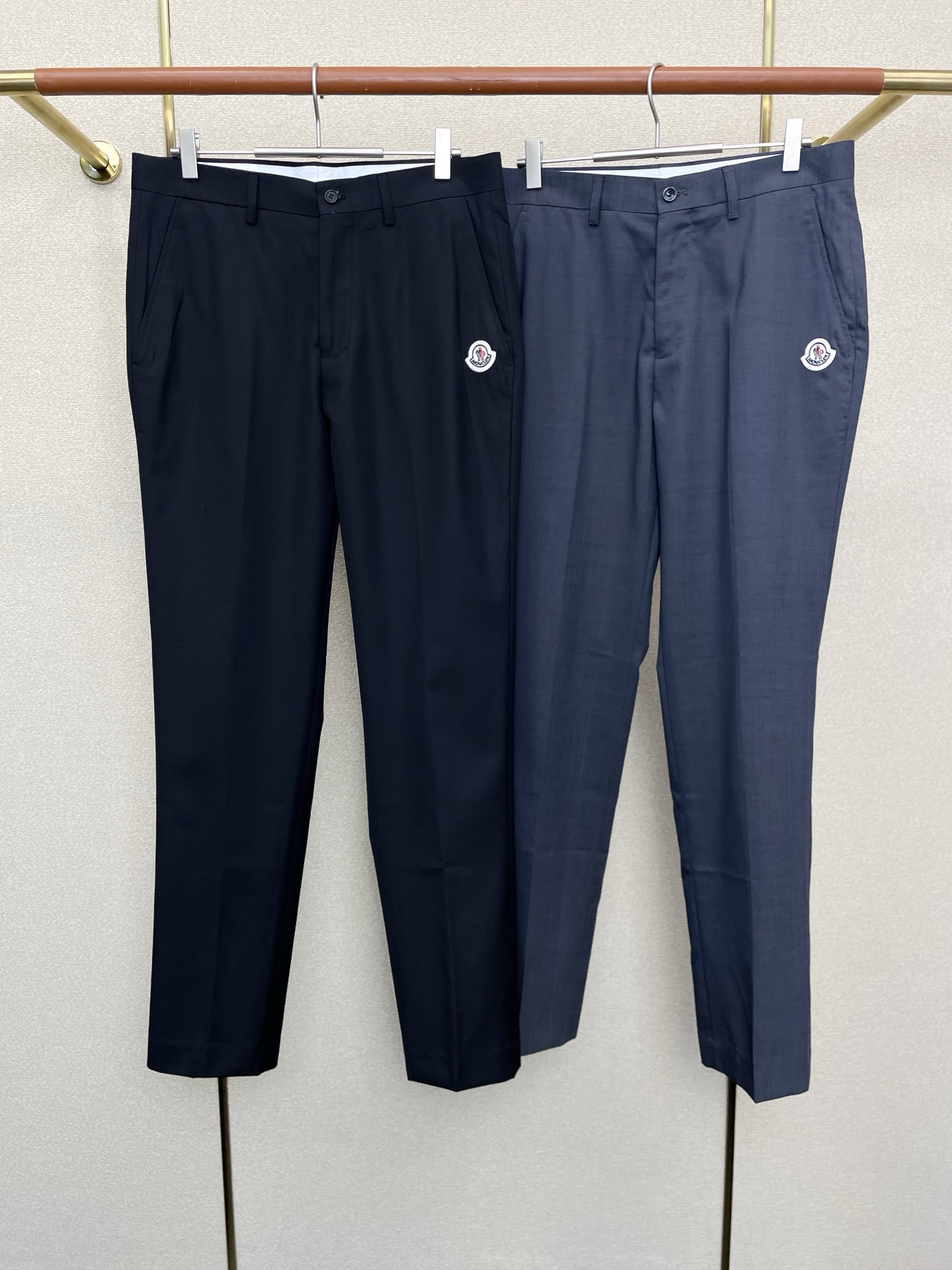 NO:613944,.Moncler’s new style is a must-have for everyone!  New casual trousers high-end version!  Custom-made fabrics at the counter are highly breathable and comfortable, with impeccable details and brand element design concepts, reflecting high quality. It feels delicate and soft!  It presents a casual cut and the upper body shape is awesome!  Size:32.34.36.38,,Moncler,alexander wang19860909.Moncler蒙口砸锅卖铁都要上的新款！新款 休闲西裤 高端版本！专柜定制面料 透气舒适度高,细节无可挑剔,品牌元素设计理念,体现高品质.手感细腻柔软！呈现休闲裁剪,上身版型超赞！码数:32.34.36.38,,Moncler,alexander wang,Men's clothing