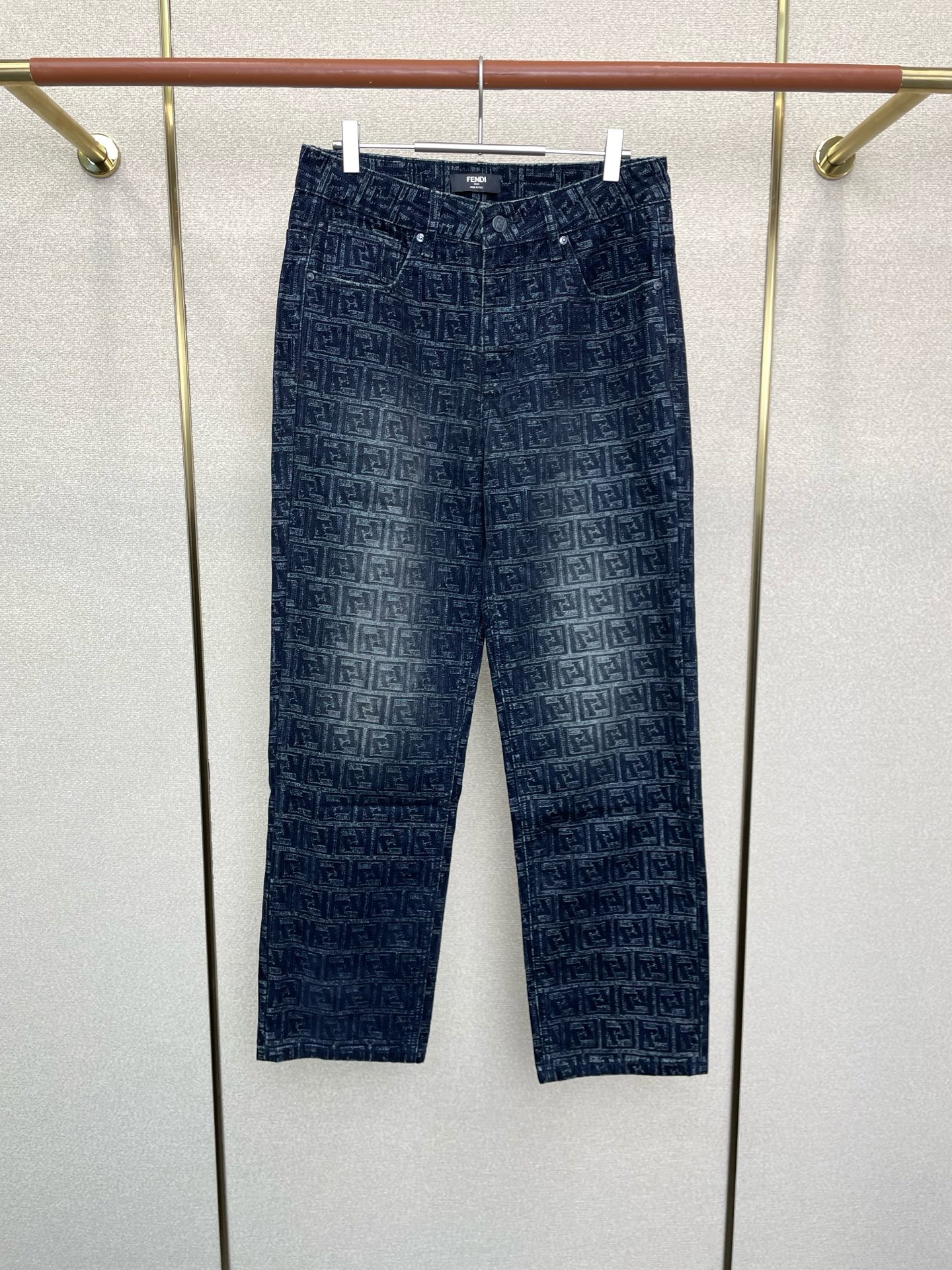 NO:613929,.FENDI Fendi’s new style is a must-have!  New high-end version of casual jeans!  Custom-made fabrics at the counter are highly breathable and comfortable, with impeccable details and brand element design concepts, reflecting high quality. It feels delicate and soft!  It presents a casual cut and the upper body shape is awesome!  Code number 28-38,,fendi,fendi,jeans,alexander wang19860909.FENDI芬迪砸锅卖铁都要上的新款！新款 休闲牛仔裤高端版本！专柜定制面料 透气舒适度高,细节无可挑剔,品牌元素设计理念,体现高品质.手感细腻柔软！呈现休闲裁剪,上身版型超赞！码数28-38,,fendi,fendi,jeans,alexander wang,Men's clothing