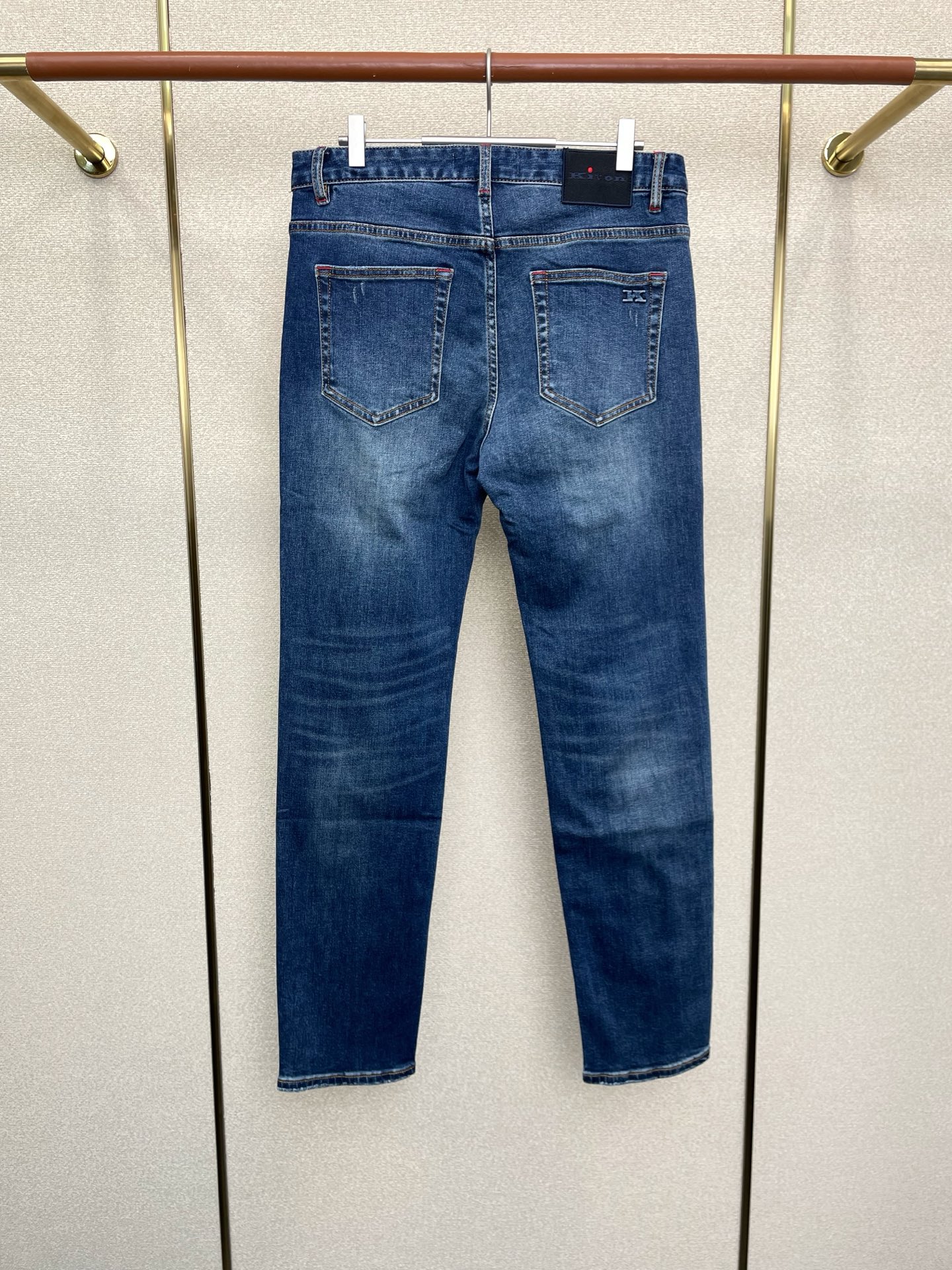 。KITON💥砸锅卖铁都要上的新款！新款 休闲牛仔裤👖高端版本！专柜定制面料 透气舒适度高，细节无可挑剔