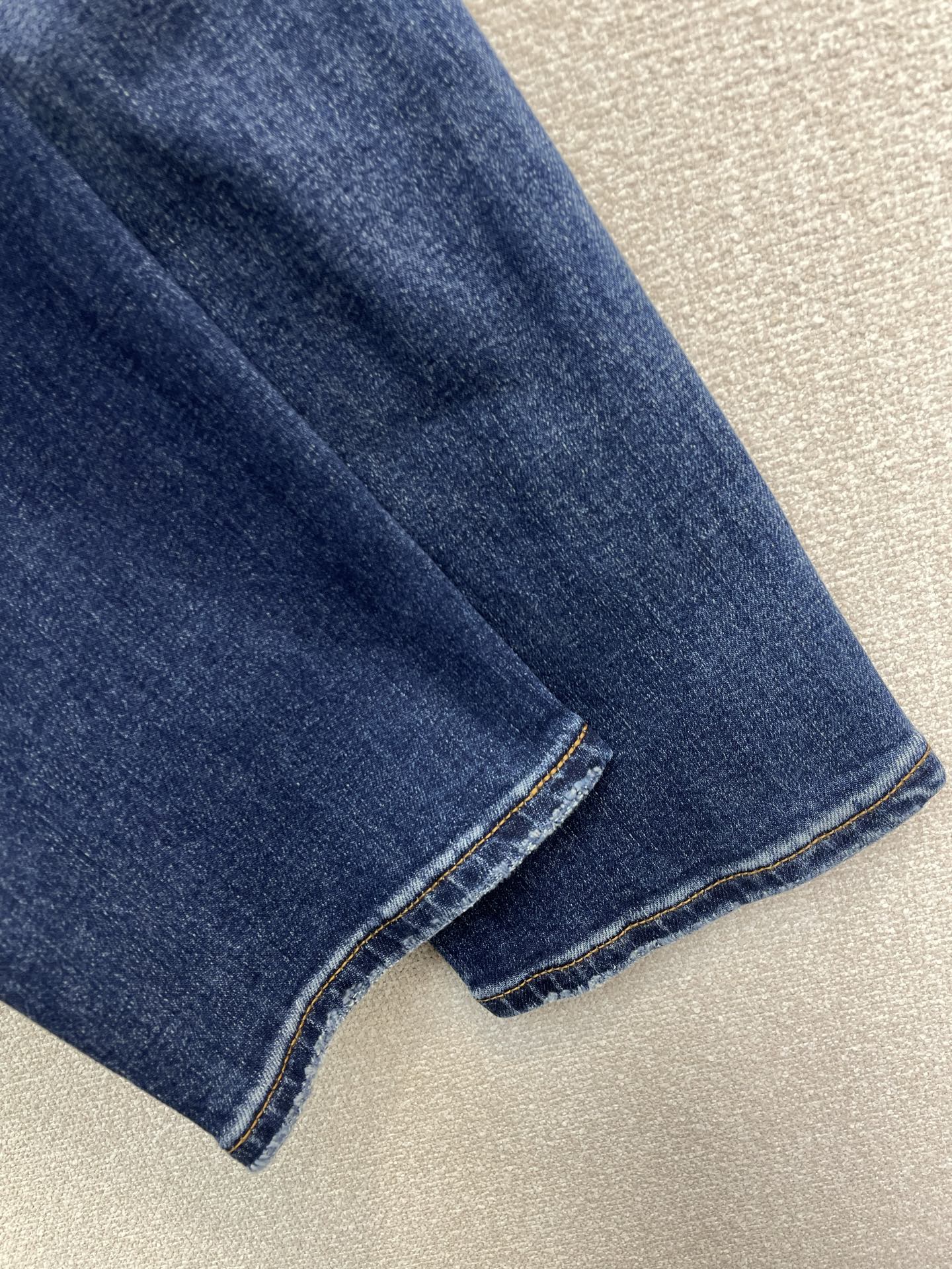 。KITON💥砸锅卖铁都要上的新款！新款 休闲牛仔裤👖高端版本！专柜定制面料 透气舒适度高，细节无可挑剔