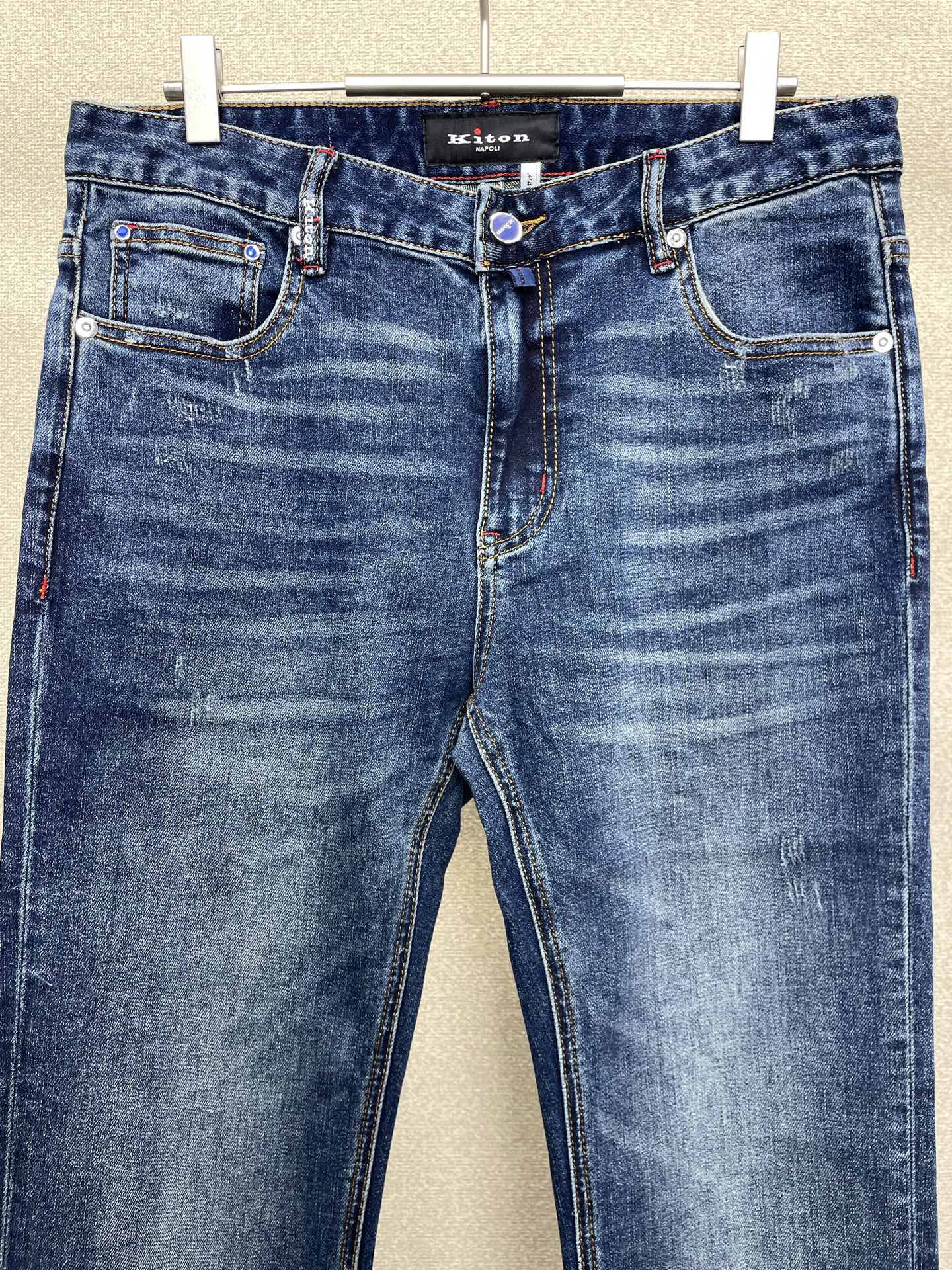。KITON💥砸锅卖铁都要上的新款！新款 休闲牛仔裤👖高端版本！专柜定制面料 透气舒适度高，细节无可挑剔