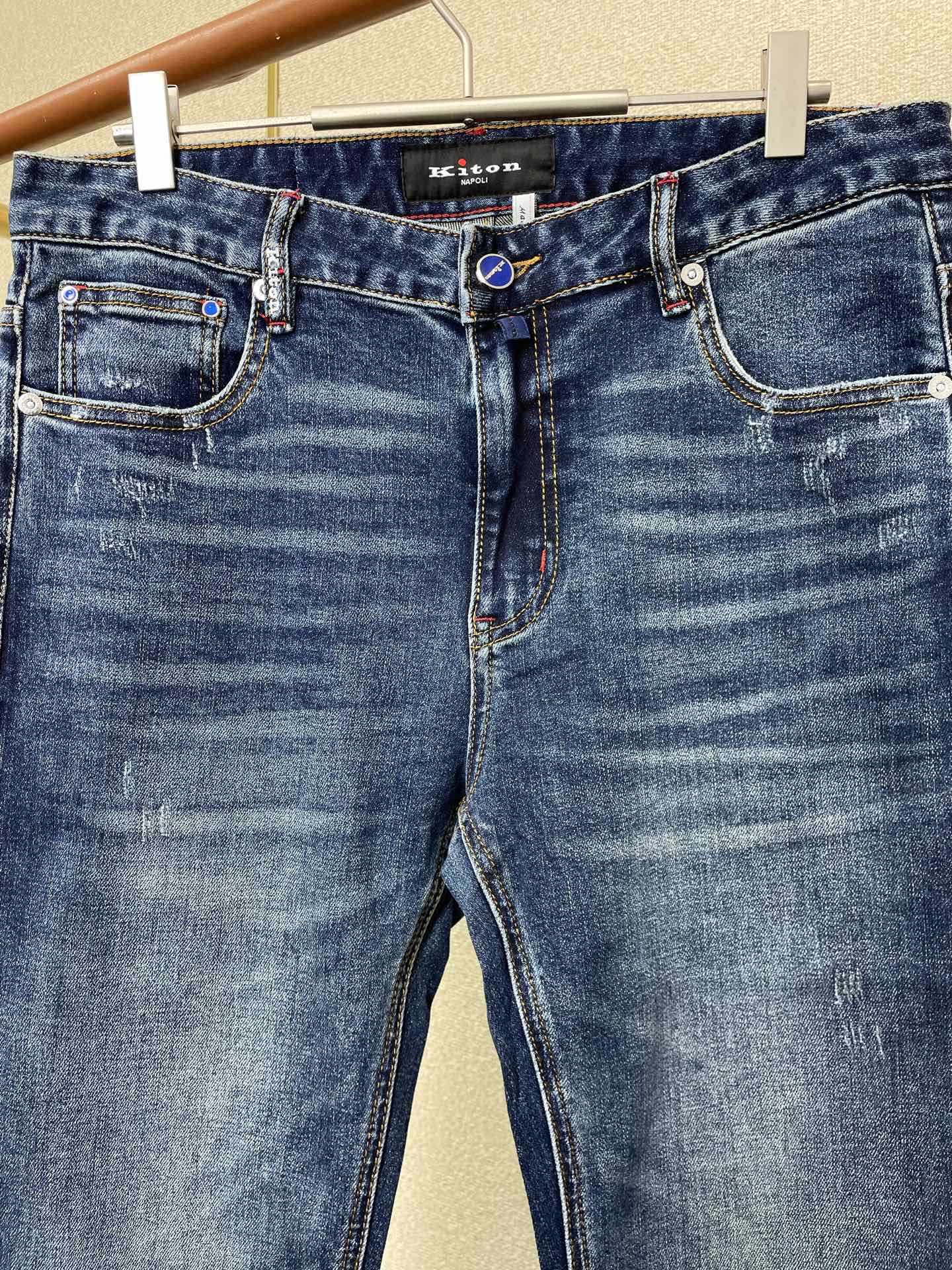 。KITON💥砸锅卖铁都要上的新款！新款 休闲牛仔裤👖高端版本！专柜定制面料 透气舒适度高，细节无可挑剔