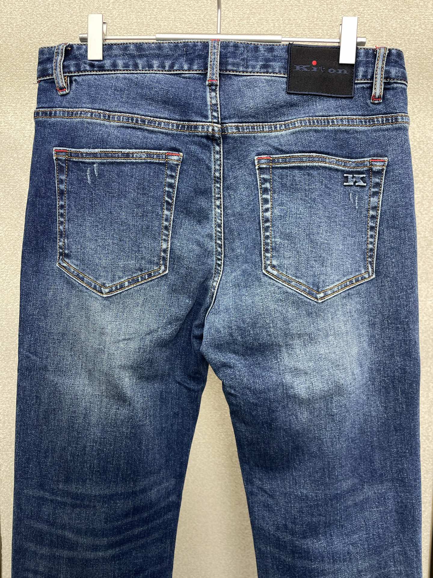 。KITON💥砸锅卖铁都要上的新款！新款 休闲牛仔裤👖高端版本！专柜定制面料 透气舒适度高，细节无可挑剔