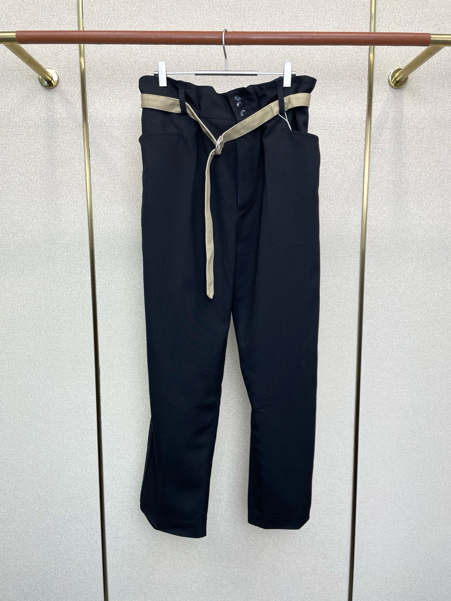 NO:613949,.Masion Margiela is a new style that everyone will buy!  New casual pants high-end version!  Custom-made fabrics at the counter are highly breathable and comfortable, with impeccable details and brand element design concepts, reflecting high quality. It feels delicate and soft!  It presents a casual cut and the upper body shape is awesome!  Code number 40.42.44.46,,masion margiela,alexander wang19860909.Masion Margiela梅森马吉拉砸锅卖铁都要上的新款！新款 休闲裤 高端版本！专柜定制面料 透气舒适度高,细节无可挑剔,品牌元素设计理念,体现高品质.手感细腻柔软！呈现休闲裁剪,上身版型超赞！码数40.42.44.46,,masion margiela,alexander wang,Men's clothing