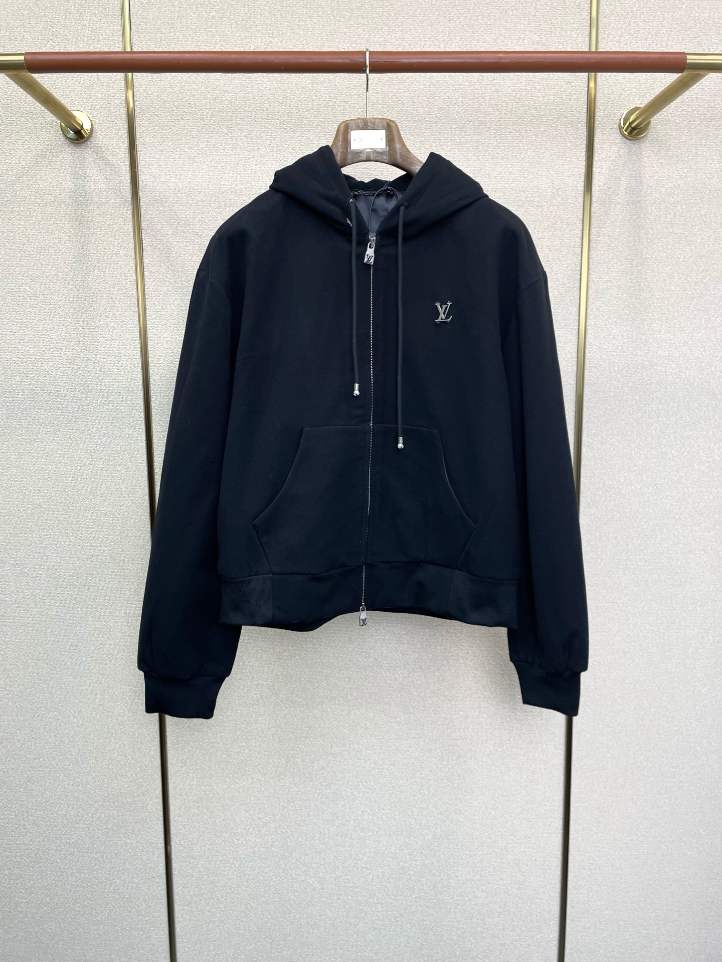 NO:613998,.Louis Vuitton Louis Vuitton’s new style is a must-have! The latest fashionable jackets and cotton-padded jackets. Jackets with classic designs and stunning looks. The quality is impeccable and quality control allows you to buy it directly. It is a high-end product that cannot be faulted! You can feel its powerful aura through the detailed pictures. It has a remarkable effect of gathering heat and keeping warm, so you don’t have to worry about getting a little chilly! Both fashionable and functional, the whole style looks more luxurious! Size S-XL,,louis vuitton,louis vuitton,jackets & coats,jackets & coats,alexander wang19860909.Louis Vuitton路易威登砸锅卖铁都要上的新款！最新时尚夹克棉服 经典设计与颜值爆棚的外套 品质更是无法挑剔品控可以直接入手,不容过错的高端臻品！通过细节图片便可感受到它强悍的气场,聚温保暖效果显著,完全不用担心会有一点寒意！时尚与功能性兼备,整款显得更加的奢华大气！ 尺码S-XL,,louis vuitton,louis vuitton,jackets & coats,jackets & coats,alexander wang,Men's clothing