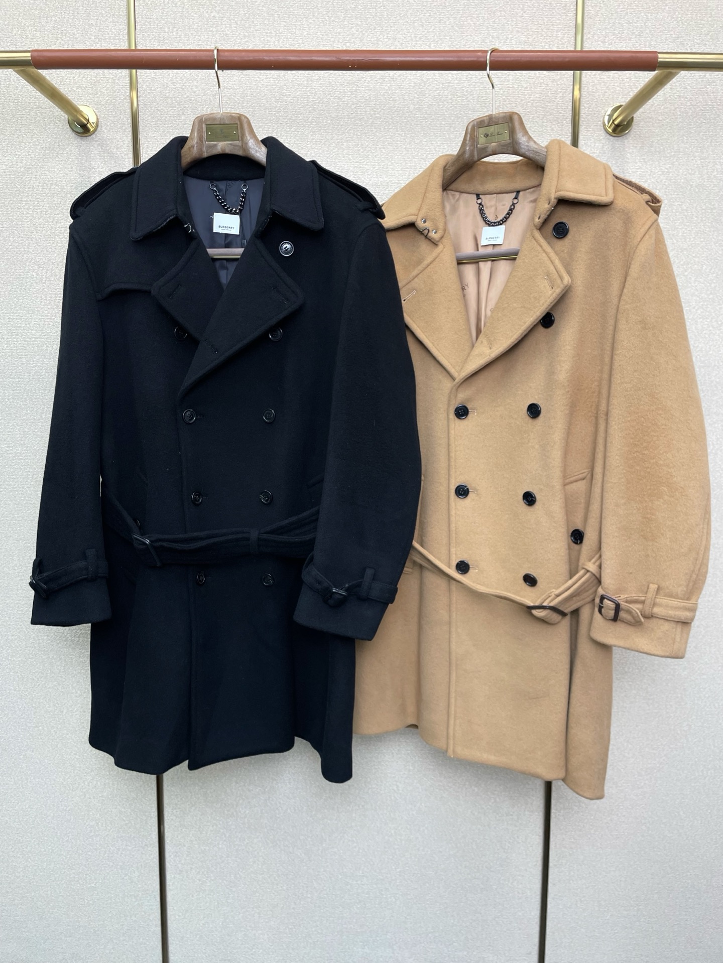 NO:613987,.Long coat-BURBERRY’s new style that everyone will buy!  The new original men's wool double-sided woolen coat and short woolen coat are exclusively available at the channel. The high-end goods are synchronized with the official website counter. Simple and classic popular style. Simple, neat and refreshing business, the quality workmanship details can withstand any form of inspection, definitely produced by a major factory, presenting a brand new look, giving you a unique upper body experience!  All have gone through a strict selection process, original custom-made buttons, simple, elegant and versatile styles. The upper body is elegant and handsome, giving you a brand new sense of sight!  The appearance is incomparable, the details are in place, the upper body is not picky, it is a must-have for yourself. Size S-3XL,,burberry,burberry,jackets & coats,alexander wang19860909.长款大衣-BURBERRY巴宝莉砸锅卖铁都要上的新款！新款原单男士羊毛双面呢大衣短款毛呢外套渠道特供 高端货官网柜台同步 简约经典大爆款.简洁利落又清爽商务,品质做工细节经得起任何形式检验,绝对大厂代工出品 呈现一种焕然一新,赋予你与众不同的上身体验！均经过严格的挑选工序,原版定制纽扣,简约大方百搭款 上身优雅帅气,焕然一新的即视感！品相无敌,细节都很到位,上身不挑人,必入的自留款.码数S-3XL,,burberry,burberry,jackets & coats,alexander wang,Men's clothing