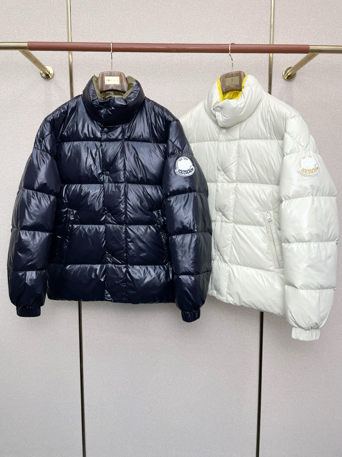 NO:607385,. Down jacket - Moncler exclusively supplies new autumn and winter down jackets. Trading company channels are rare, and it is a must-have warm item for cooling weather. It can be worn for daily or outdoor sports. It is wear-resistant, scratch-resistant and easy to care for. It is equipped with 90 Euro standard high-quality white goose down filling inside. It is paired with large square quilting technology to create a fluffy and full overall effect. It also has a strong thermal insulation and temperature locking effect, so that you are not afraid of the cold outdoor weather in autumn and winter!  Sizes 1-5,,Moncler,jackets & coats,down jacket,alexander wang19860909.羽绒服-Moncler蒙口独家专供秋冬新款羽绒服夹克.贸易公司渠道稀出,降温天气必备的保暖单品.不论是日常还是户外运动都能穿.耐磨防刮易打理,内里配置90欧标优质白鹅绒埴充,在搭配大方格绗缝工艺,打造蓬松饱满的整体效果,兼顾强悍的保暖锁温效果,让你无惧秋冬季寒冷的户外天气! 尺码1-5,,Moncler,jackets & coats,down jacket,alexander wang,Men's clothing