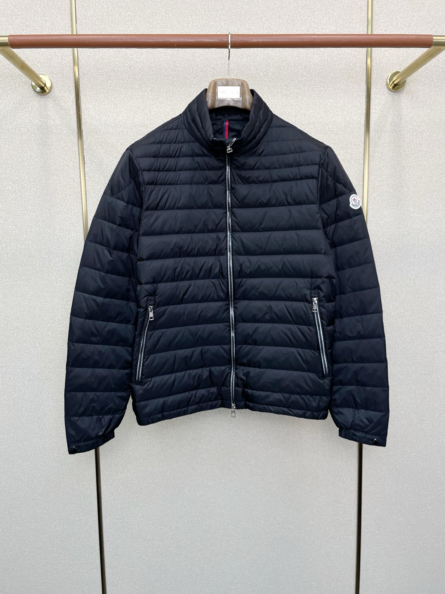 NO:607428,. Down jacket - Moncler exclusively supplies new autumn and winter down jackets. Trading company channels are rare, and it is a must-have warm item for cooling weather. It can be worn for daily or outdoor sports. It is wear-resistant, scratch-resistant and easy to care for. It is equipped with 90 Euro standard high-quality white goose down filling inside. It is paired with large square quilting technology to create a fluffy and full overall effect. It also has a strong thermal insulation and temperature locking effect, so that you are not afraid of the cold outdoor weather in autumn and winter!  Sizes 1-5,,Moncler,jackets & coats,down jacket,alexander wang19860909.羽绒服-Moncler蒙口独家专供秋冬新款羽绒服夹克.贸易公司渠道稀出,降温天气必备的保暖单品.不论是日常还是户外运动都能穿.耐磨防刮易打理,内里配置90欧标优质白鹅绒埴充,在搭配大方格绗缝工艺,打造蓬松饱满的整体效果,兼顾强悍的保暖锁温效果,让你无惧秋冬季寒冷的户外天气! 尺码1-5,,Moncler,jackets & coats,down jacket,alexander wang,Men's clothing