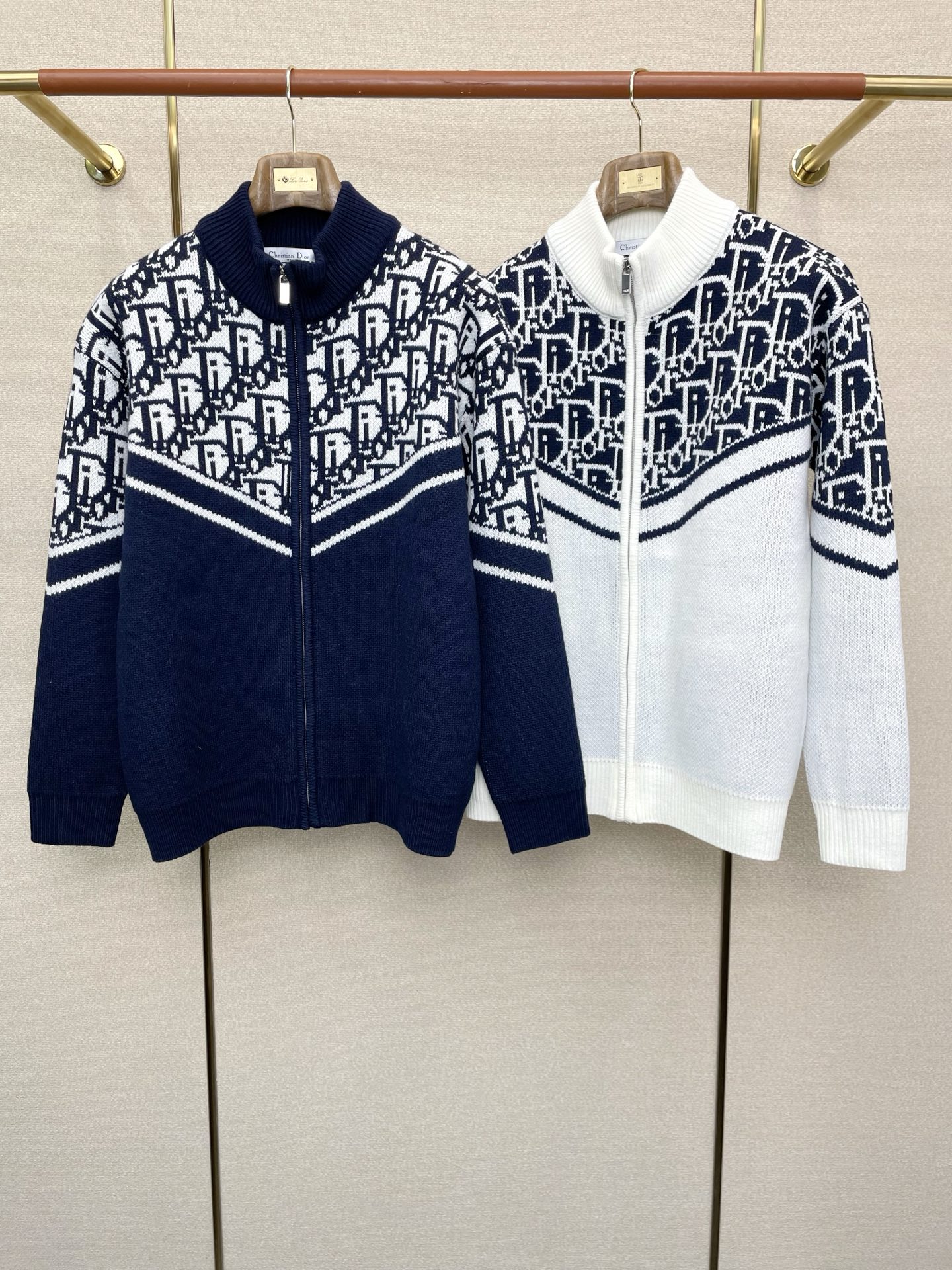 NO:609875,.Dior Dior exclusively provides new original men's casual sweater jackets. High-end customization. High version. Fashionable and versatile imported fabrics. Super soft and delicate feel. Skin-friendly and comfortable to wear. High-end boutique. The upper body is finely made by the factory. It is a must-have item for men. Complete with three standards. Size 48-56, dior, dior, jackets & coats, sweaters, alexander wang19860909.Dior迪奥独家专供新款原单男士休闲毛衣外套 高端定制 高版本 时尚百搭爆款进口面料 手感超柔软细腻 穿着亲肤舒适 高端精品 代工厂精细做上身非常赞 男士必备单品 三标齐全 码数48-56,,dior,dior,jackets & coats,sweaters,alexander wang,Men's clothing