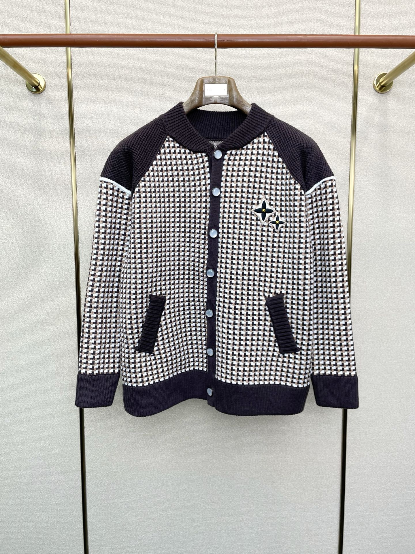 NO:611919,.Louis Vuitton Louis Vuitton exclusively provides new original men's casual sweater jackets. High-end customization. High version. Fashionable and versatile imported fabrics. Super soft and delicate feel. Skin-friendly and comfortable to wear. High-end boutique. The upper body is finely made by the factory. It is a must-have item for men. Three standards are complete. Size 48-56,,louis vuitton,louis vuitton,jackets & coats,sweaters,alexander wang19860909.Louis Vuitton路易威登独家专供新款原单男士休闲毛衣外套 高端定制 高版本 时尚百搭爆款进口面料 手感超柔软细腻 穿着亲肤舒适 高端精品 代工厂精细做上身非常赞 男士必备单品 三标齐全 码数48-56,,louis vuitton,louis vuitton,jackets & coats,sweaters,alexander wang,Men's clothing