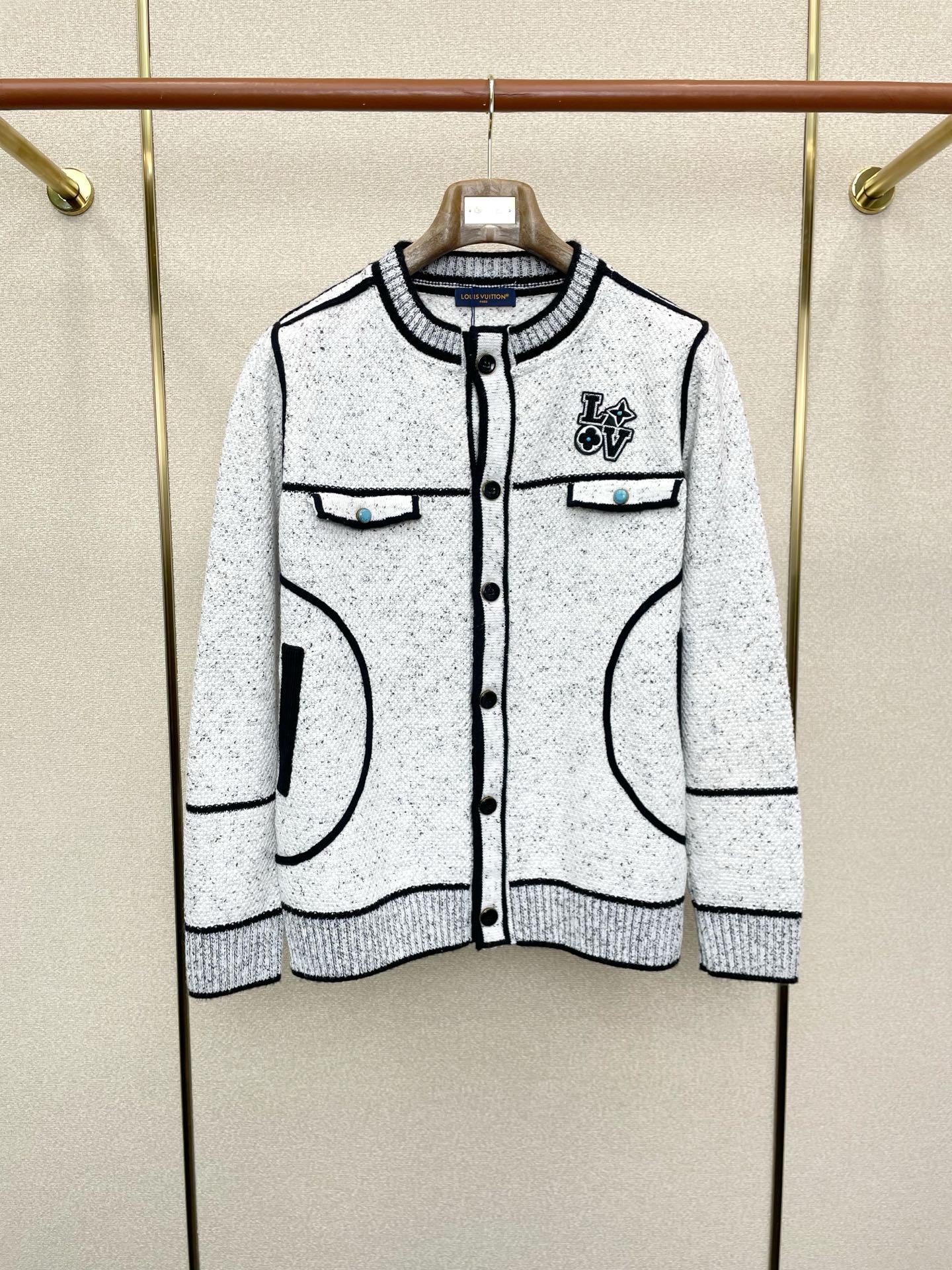 NO:609894,.Louis Vuitton Louis Vuitton exclusively provides new original men's casual sweater jackets. High-end customization. High version. Fashionable and versatile imported fabrics. Super soft and delicate feel. Skin-friendly and comfortable to wear. High-end boutique. The upper body is finely made by the factory. It is a must-have item for men. Three standards are complete. Size 48-56,,louis vuitton,louis vuitton,jackets & coats,sweaters,alexander wang19860909.Louis Vuitton路易威登独家专供新款原单男士休闲毛衣外套 高端定制 高版本 时尚百搭爆款进口面料 手感超柔软细腻 穿着亲肤舒适 高端精品 代工厂精细做上身非常赞 男士必备单品 三标齐全 码数48-56,,louis vuitton,louis vuitton,jackets & coats,sweaters,alexander wang,Men's clothing