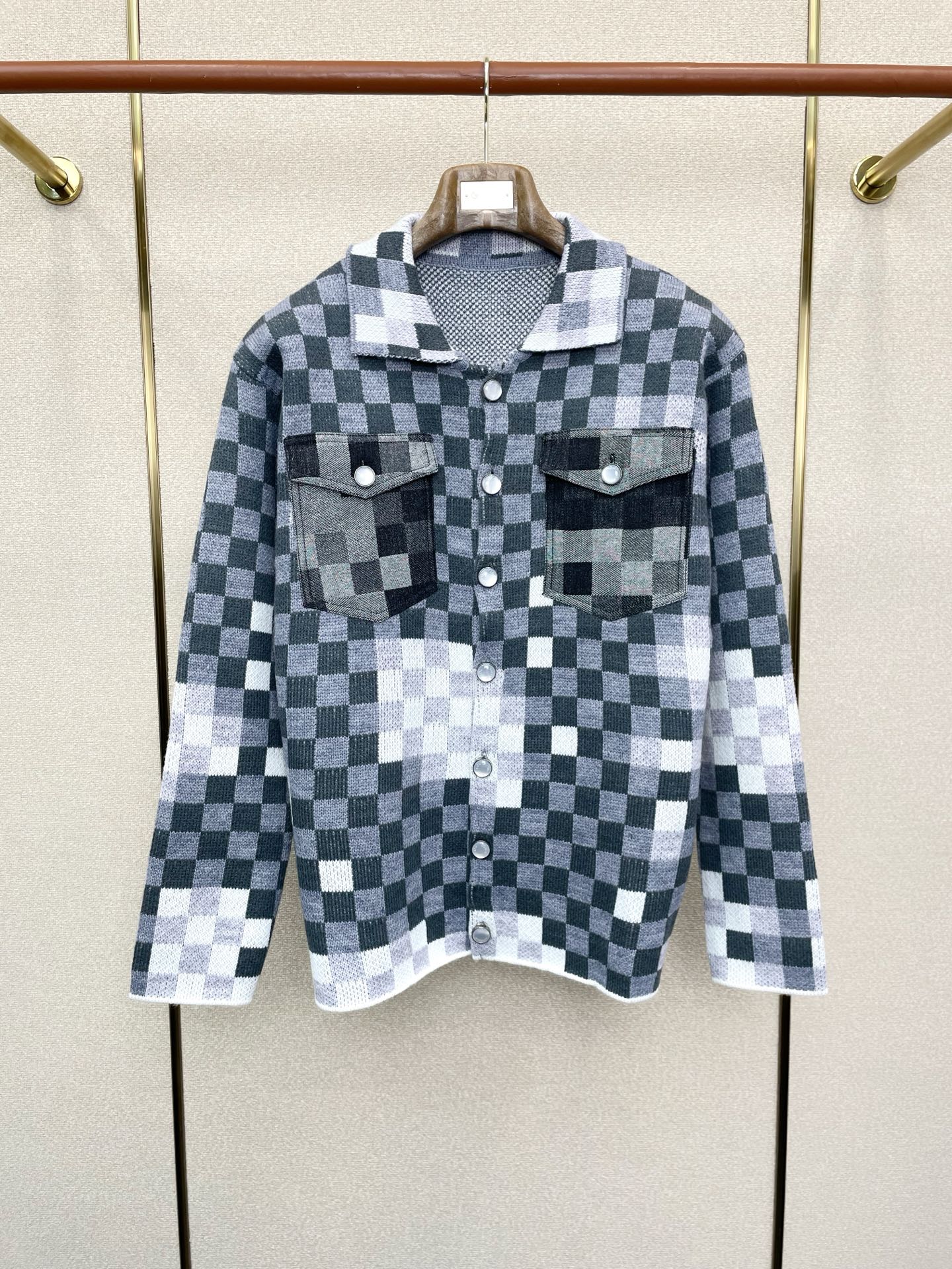 NO:611927,.Louis Vuitton Louis Vuitton exclusively provides new original men's casual sweater jackets. High-end customization. High version. Fashionable and versatile imported fabrics. Super soft and delicate feel. Skin-friendly and comfortable to wear. High-end boutique. The upper body is finely made by the factory. It is a must-have item for men. Three standards are complete. Size 48-56,,louis vuitton,louis vuitton,jackets & coats,sweaters,alexander wang19860909.Louis Vuitton路易威登独家专供新款原单男士休闲毛衣外套 高端定制 高版本 时尚百搭爆款进口面料 手感超柔软细腻 穿着亲肤舒适 高端精品 代工厂精细做上身非常赞 男士必备单品 三标齐全 码数48-56,,louis vuitton,louis vuitton,jackets & coats,sweaters,alexander wang,Men's clothing