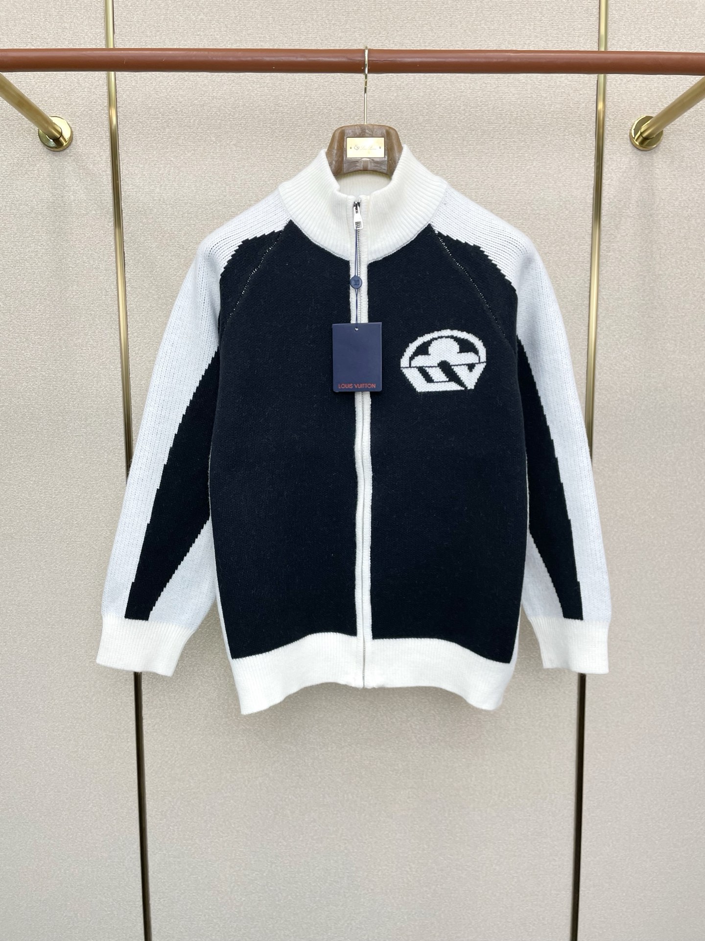 NO:607404,.Louis Vuitton Louis Vuitton exclusively provides new original men's casual sweater jackets. High-end customization. High version. Fashionable and versatile imported fabrics. Super soft and delicate feel. Skin-friendly and comfortable to wear. High-end boutique. The upper body is finely made by the factory. It is a must-have item for men. Three standards are complete. Size 48-56,,louis vuitton,louis vuitton,jackets & coats,sweaters,alexander wang19860909.Louis Vuitton路易威登独家专供新款原单男士休闲毛衣外套 高端定制 高版本 时尚百搭爆款进口面料 手感超柔软细腻 穿着亲肤舒适 高端精品 代工厂精细做上身非常赞 男士必备单品 三标齐全 码数48-56,,louis vuitton,louis vuitton,jackets & coats,sweaters,alexander wang,Men's clothing