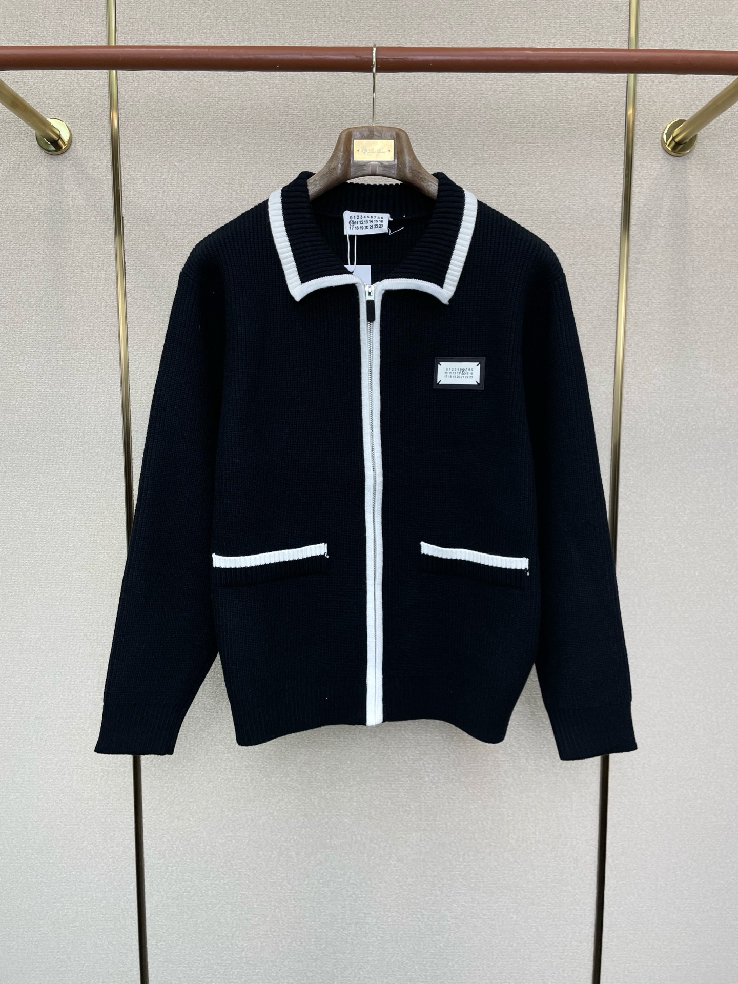 NO:607398,.Masion Margiela exclusively offers new original men's casual sweater jackets. High-end customization. High version. Fashionable and versatile imported fabrics. Super soft and delicate feel. Skin-friendly and comfortable to wear. High-end boutique. The upper body is finely made by the factory. It is a must-have item for men. Complete with three standards. Size 48-56, masion margiela, jackets & coats, sweaters, alexander wang19860909.Masion Margiela梅森马吉拉独家专供新款原单男士休闲毛衣外套 高端定制 高版本 时尚百搭爆款进口面料 手感超柔软细腻 穿着亲肤舒适 高端精品 代工厂精细做上身非常赞 男士必备单品 三标齐全 码数48-56,,masion margiela,jackets & coats,sweaters,alexander wang,Men's clothing