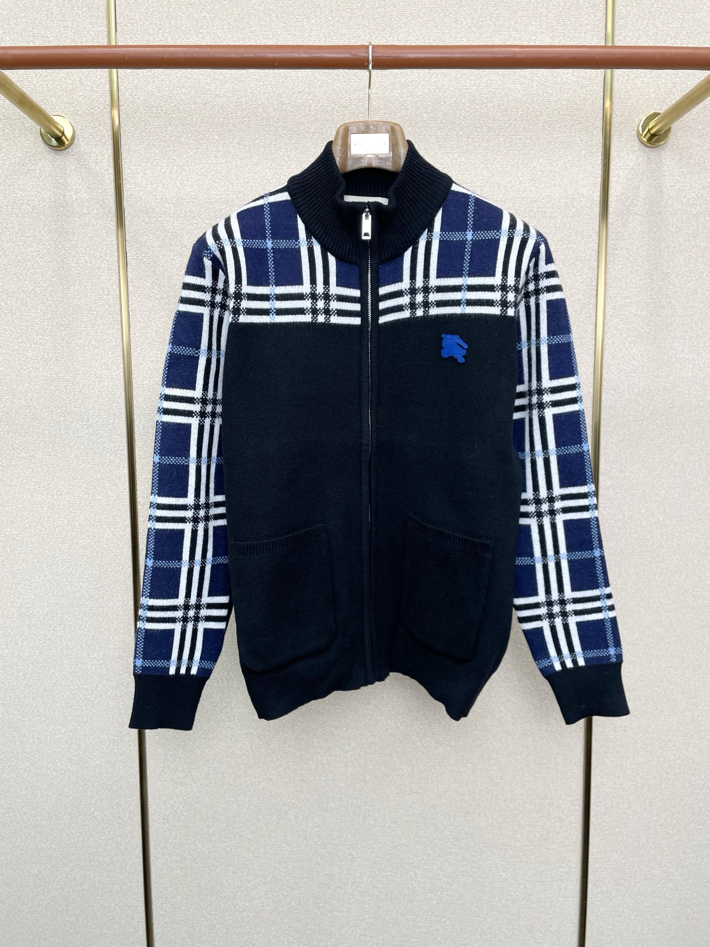 NO:609903,.Burberry exclusively supplies new original men's casual sweater jackets. High-end customization. High version. Fashionable and versatile imported fabrics. Super soft and delicate feel. Skin-friendly and comfortable to wear. High-end boutique. The upper body is finely made by the factory. It is a must-have item for men. Complete with three standards. Size 48-56,,burberry,burberry,jackets & coats,sweaters,alexander wang19860909.Burberry巴宝莉独家专供新款原单男士休闲毛衣外套 高端定制 高版本 时尚百搭爆款进口面料 手感超柔软细腻 穿着亲肤舒适 高端精品 代工厂精细做上身非常赞 男士必备单品 三标齐全 码数48-56,,burberry,burberry,jackets & coats,sweaters,alexander wang,Men's clothing