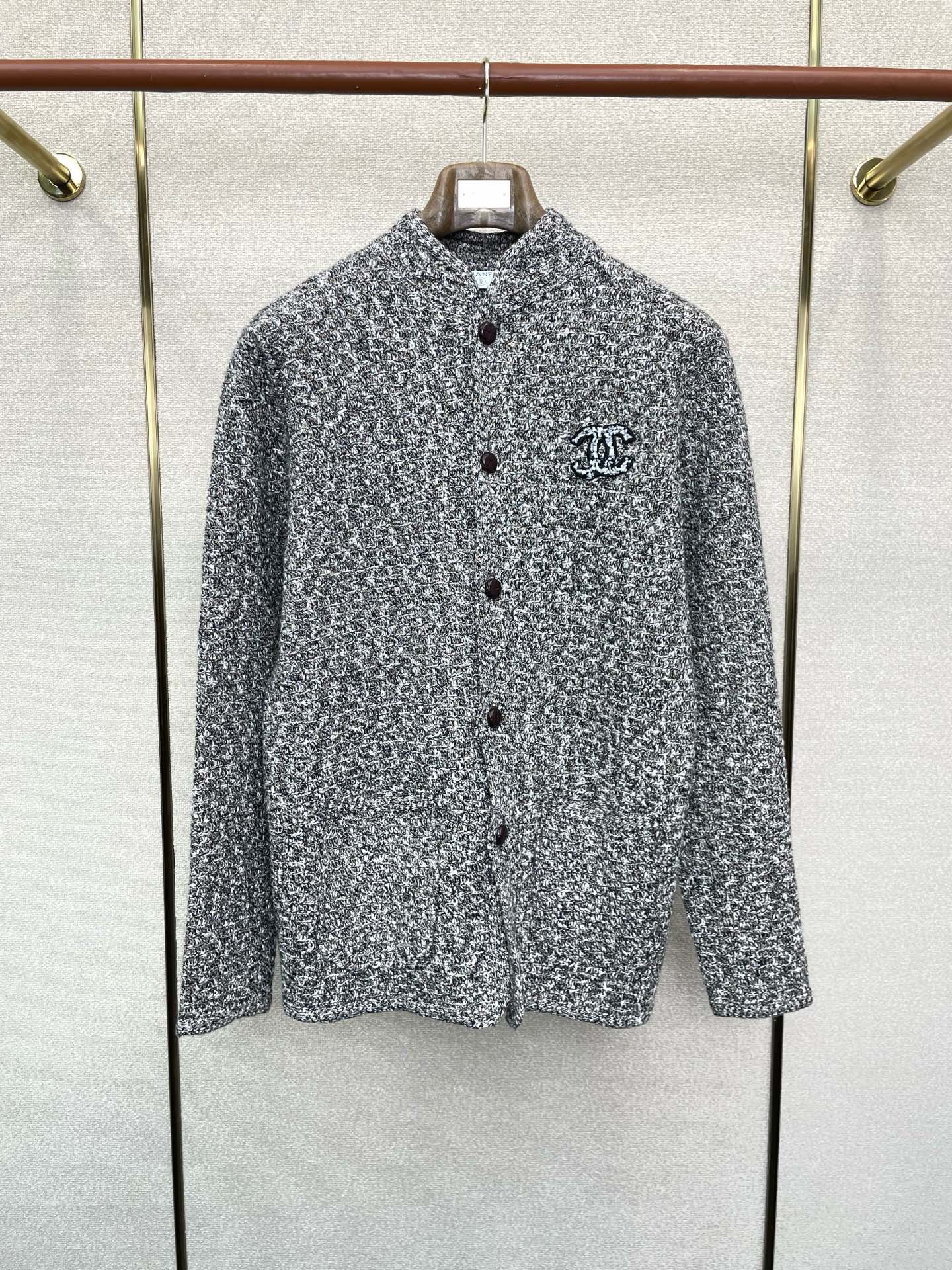 NO:611906,.Chanel Chanel exclusively provides new original men's casual sweater jackets, high-end customization, high version, fashionable and versatile imported fabrics, super soft and delicate to the touch, skin-friendly and comfortable to wear, high-end boutique, the upper body is exquisitely made by the factory, a must-have item for men, complete with three standards, code number 48-56,,chanel,chanel,jackets & coats,sweaters,alexander wang19860909.Chanel香奈儿独家专供新款原单男士休闲毛衣外套 高端定制 高版本 时尚百搭爆款进口面料 手感超柔软细腻 穿着亲肤舒适 高端精品 代工厂精细做上身非常赞 男士必备单品 三标齐全 码数48-56,,chanel,chanel,jackets & coats,sweaters,alexander wang,Men's clothing