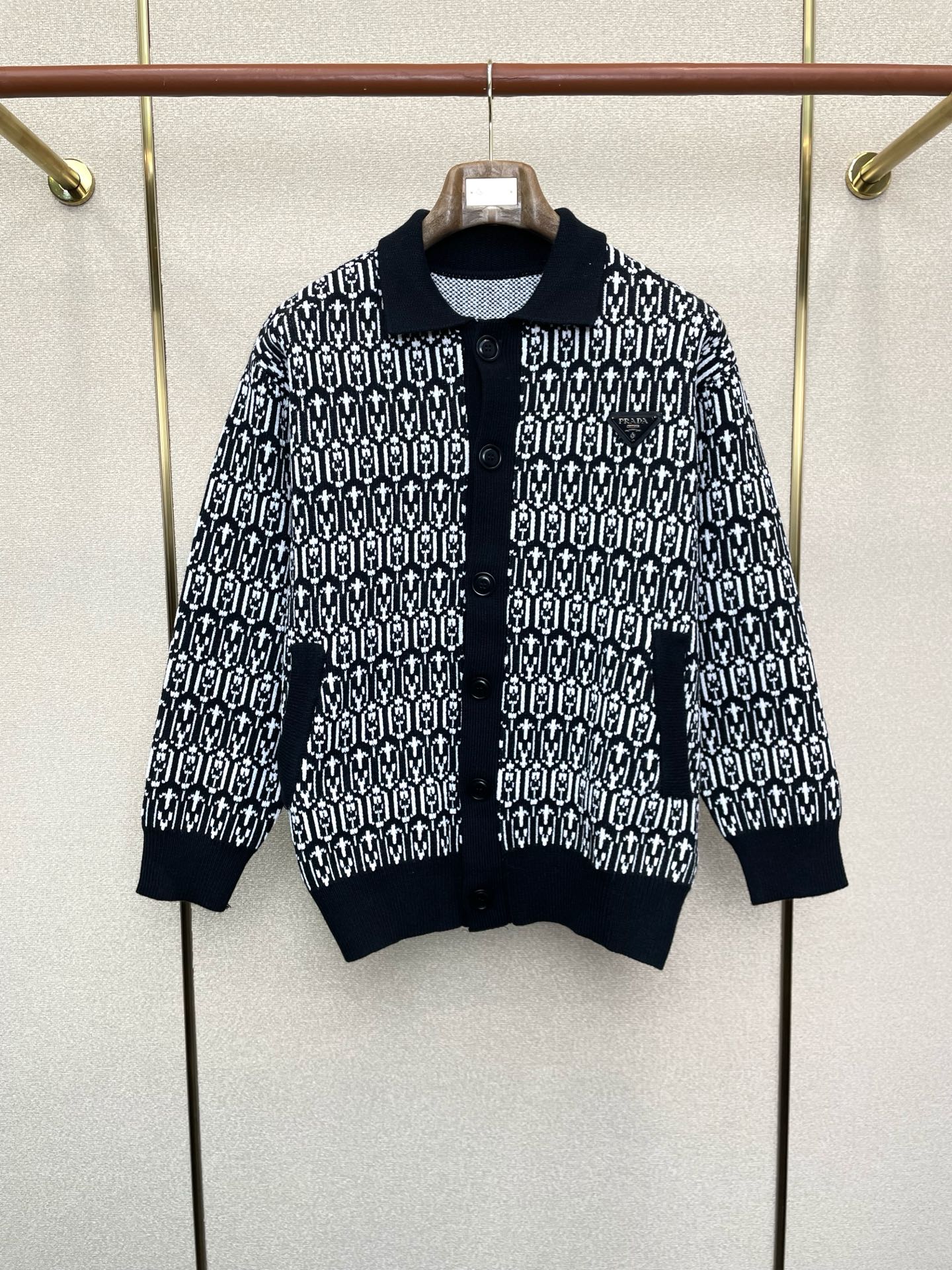 NO:607389,.Prada exclusively supplies new original men's casual sweater jackets. High-end customization. High version. Fashionable and versatile imported fabrics. Super soft and delicate feel. Skin-friendly and comfortable to wear. High-end boutique. The upper body is finely made by the factory. It is a must-have item for men. Three standards are complete. Size 48-56, prada, prada, jackets & coats, sweaters, alexander wang19860909.Prada普拉达独家专供新款原单男士休闲毛衣外套 高端定制 高版本 时尚百搭爆款进口面料 手感超柔软细腻 穿着亲肤舒适 高端精品 代工厂精细做上身非常赞 男士必备单品 三标齐全 码数48-56,,prada,prada,jackets & coats,sweaters,alexander wang,Men's clothing