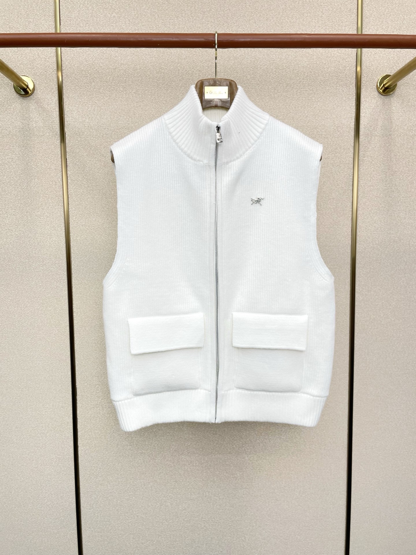 NO:609890,.Arc’teryx exclusively offers new original men’s casual sweater vests. High-end customization. High version. Fashionable and versatile imported fabrics. Super soft and delicate feel. Skin-friendly and comfortable to wear. High-end boutique. The upper body is exquisitely made by the factory. A must-have item for men. Three complete standards. Size 48-56, arc’teryx, sweaters, alexander wang19860909.Arc’teryx始祖鸟独家专供新款原单男士休闲毛衣马甲 高端定制 高版本 时尚百搭爆款进口面料 手感超柔软细腻 穿着亲肤舒适 高端精品 代工厂精细做上身非常赞 男士必备单品 三标齐全 码数48-56,arc'teryx,sweaters,alexander wang,Men's clothing