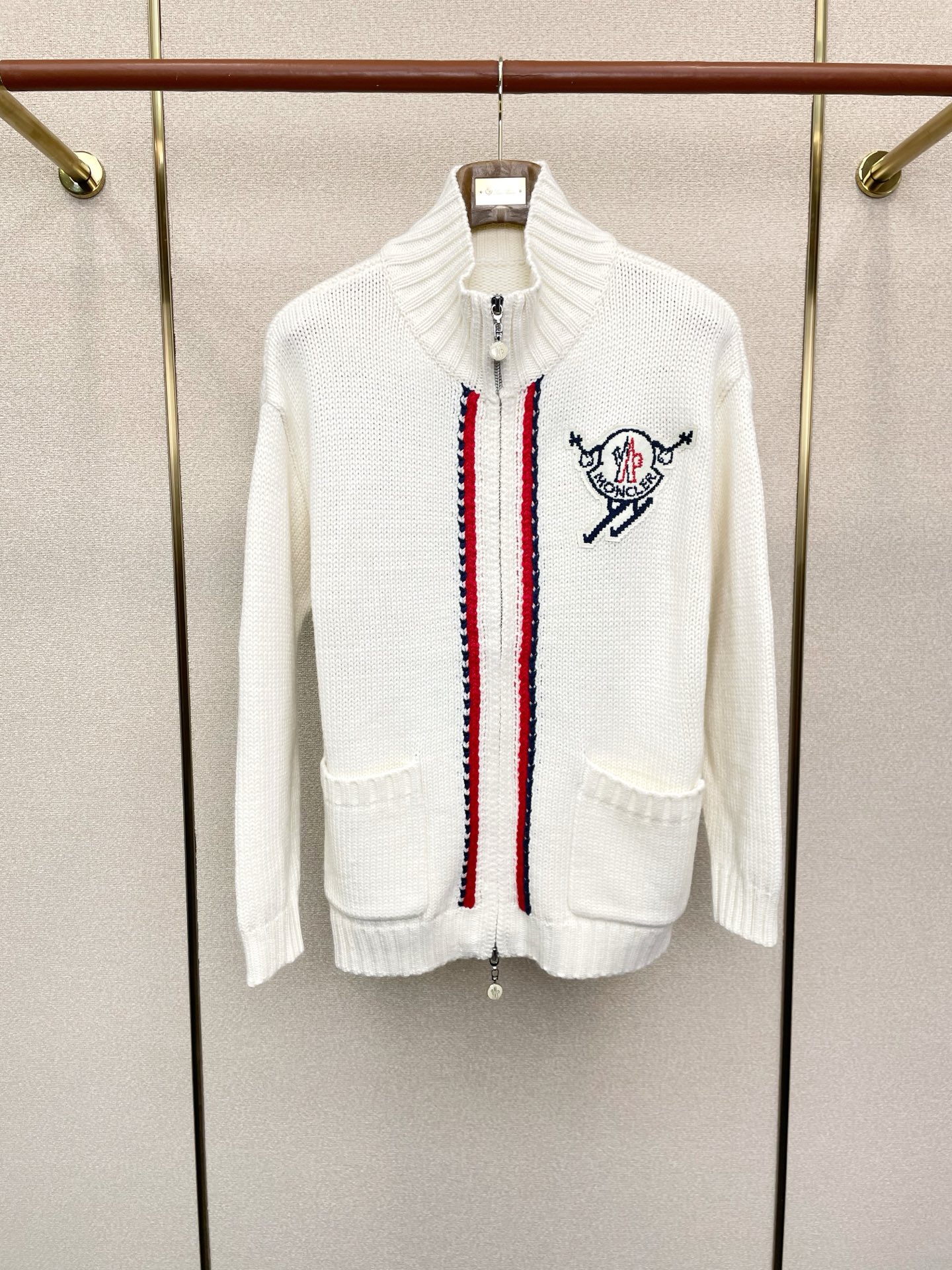 NO:611914,.Moncler exclusively offers new original men's casual sweater jackets, high-end customization, high version, fashionable and versatile imported fabrics, super soft and delicate to the touch, skin-friendly and comfortable to wear, high-end boutique, the upper body is exquisitely made by the factory, a must-have item for men, complete with three standards, size 48-56,,Moncler,jackets & coats,sweaters,alexander wang19860909.Moncler蒙口独家专供新款原单男士休闲毛衣外套 高端定制 高版本 时尚百搭爆款进口面料 手感超柔软细腻 穿着亲肤舒适 高端精品 代工厂精细做上身非常赞 男士必备单品 三标齐全 码数48-56,,Moncler,jackets & coats,sweaters,alexander wang,Men's clothing