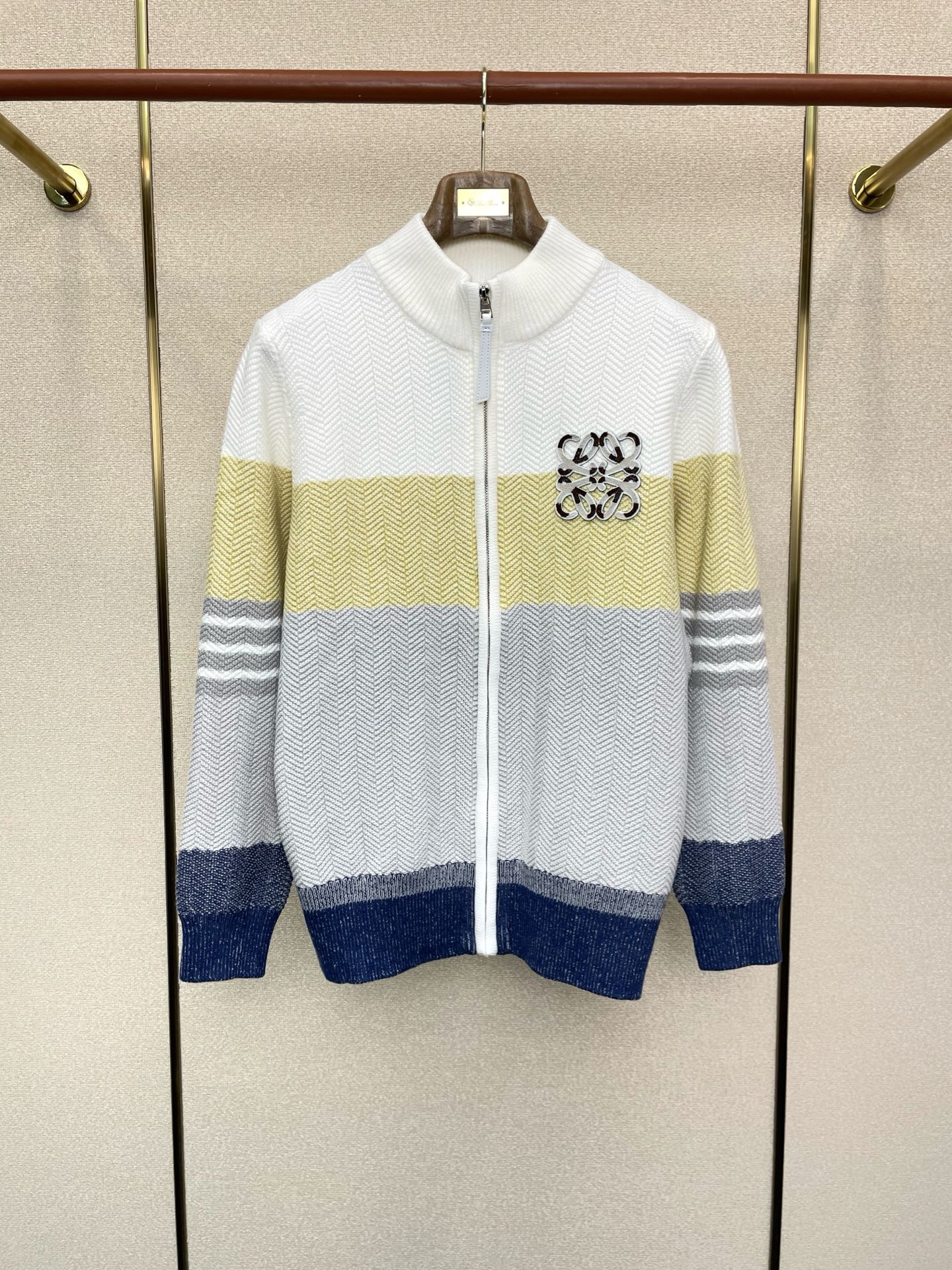 NO:611928,.LOEWE exclusively supplies new original men's casual sweater jackets, high-end customization, high version, fashionable and versatile imported fabrics, super soft and delicate to the touch, skin-friendly and comfortable to wear, high-end boutique, exquisite upper body made by the factory, very good, a must-have item for men, complete with three standards, code number 48-56,,loewe,loewe,jackets & coats,sweaters,alexander wang19860909.LOEWE罗意威独家专供新款原单男士休闲毛衣外套 高端定制 高版本 时尚百搭爆款进口面料 手感超柔软细腻 穿着亲肤舒适 高端精品 代工厂精细做上身非常赞 男士必备单品 三标齐全 码数48-56,,loewe,loewe,jackets & coats,sweaters,alexander wang,Men's clothing