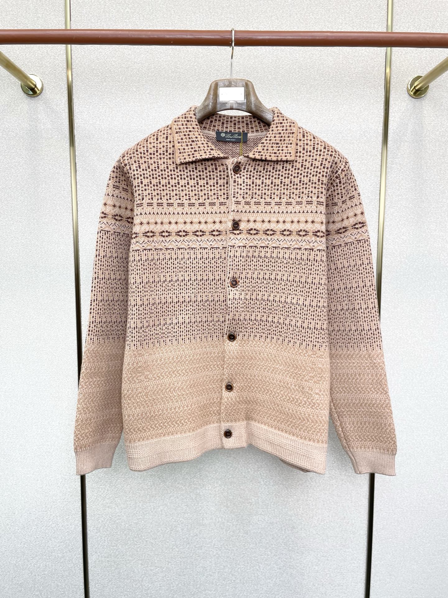 NO:607393,.LP-Loro Piana exclusively supplies new original men's casual sweater jackets. High-end customization. High version. Fashionable and versatile imported fabrics. Super soft and delicate feel. Skin-friendly and comfortable to wear. High-end boutique. The upper body is finely made by the factory. It is a must-have item for men. Three standards are complete. Size 48-56,,loro piana,loro piana,jackets & coats,sweaters,alexander wang19860909.LP-Loro Piana诺悠翩雅独家专供新款原单男士休闲毛衣外套 高端定制 高版本 时尚百搭爆款进口面料 手感超柔软细腻 穿着亲肤舒适 高端精品 代工厂精细做上身非常赞 男士必备单品 三标齐全 码数48-56,,loro piana,loro piana,jackets & coats,sweaters,alexander wang,Men's clothing