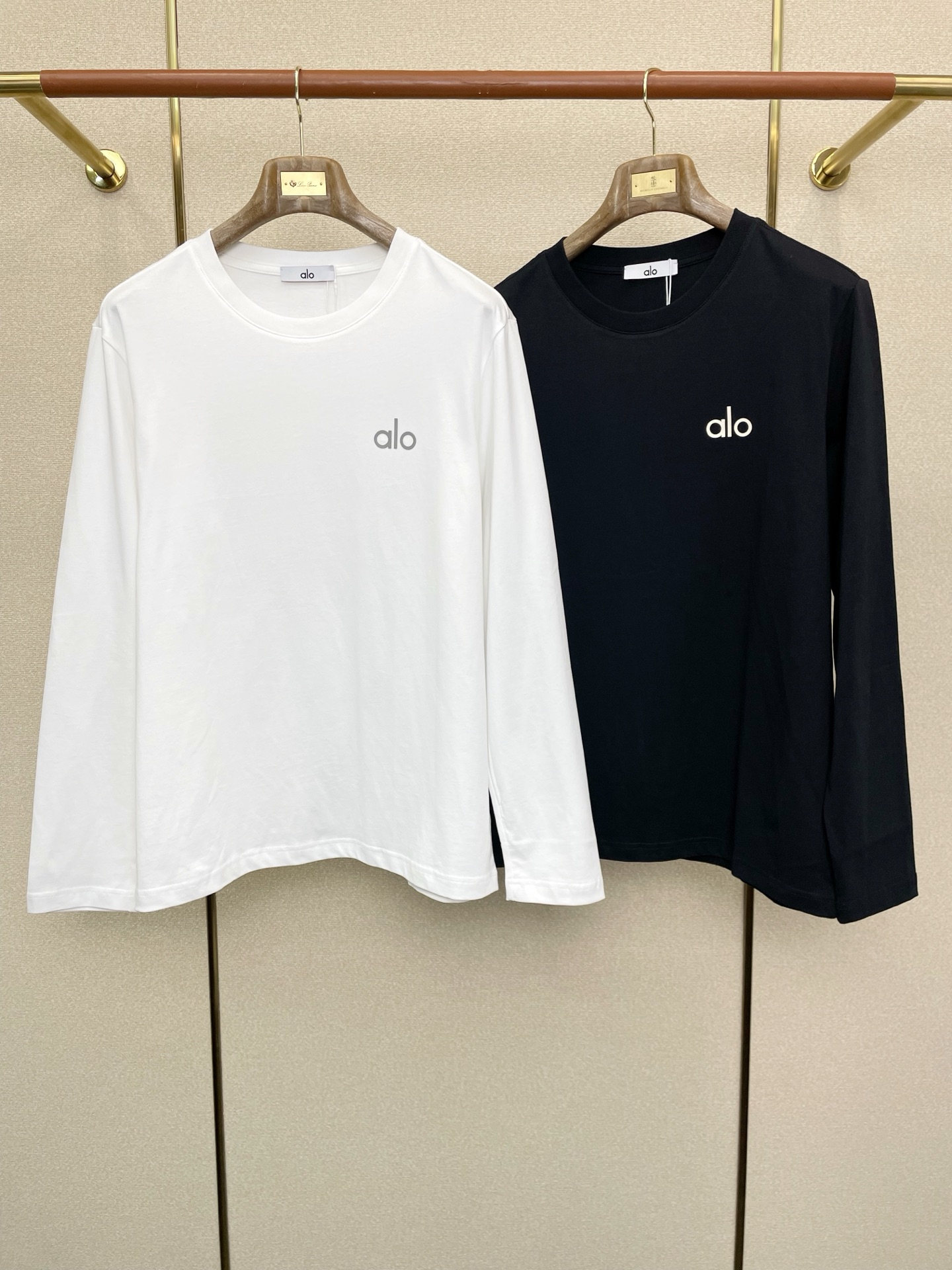 NO:607397,.ALO YOGA exclusively provides new original men's casual long sleeves. High-end customization. High version. Fashionable and versatile original imported fabrics. Logo pattern design on collar and hem. Super soft and delicate feel. Skin-friendly and comfortable to wear. High-end boutique. The upper body is made with precision by the factory. It is a must-have item for men. Three complete standards. Sizes M-2XL,,alexander wang19860909.ALO YOGA独家专供新款原单男士休闲长袖 高端定制 高版本 时尚百搭爆款原版进口面料 领口衣摆 logo图案设计 手感超柔软细腻 穿着亲肤舒适 高端精品 代工厂精细做上身非常赞 男士必备单品 三标齐全 尺码M-2XL,,alexander wang,Men's clothing