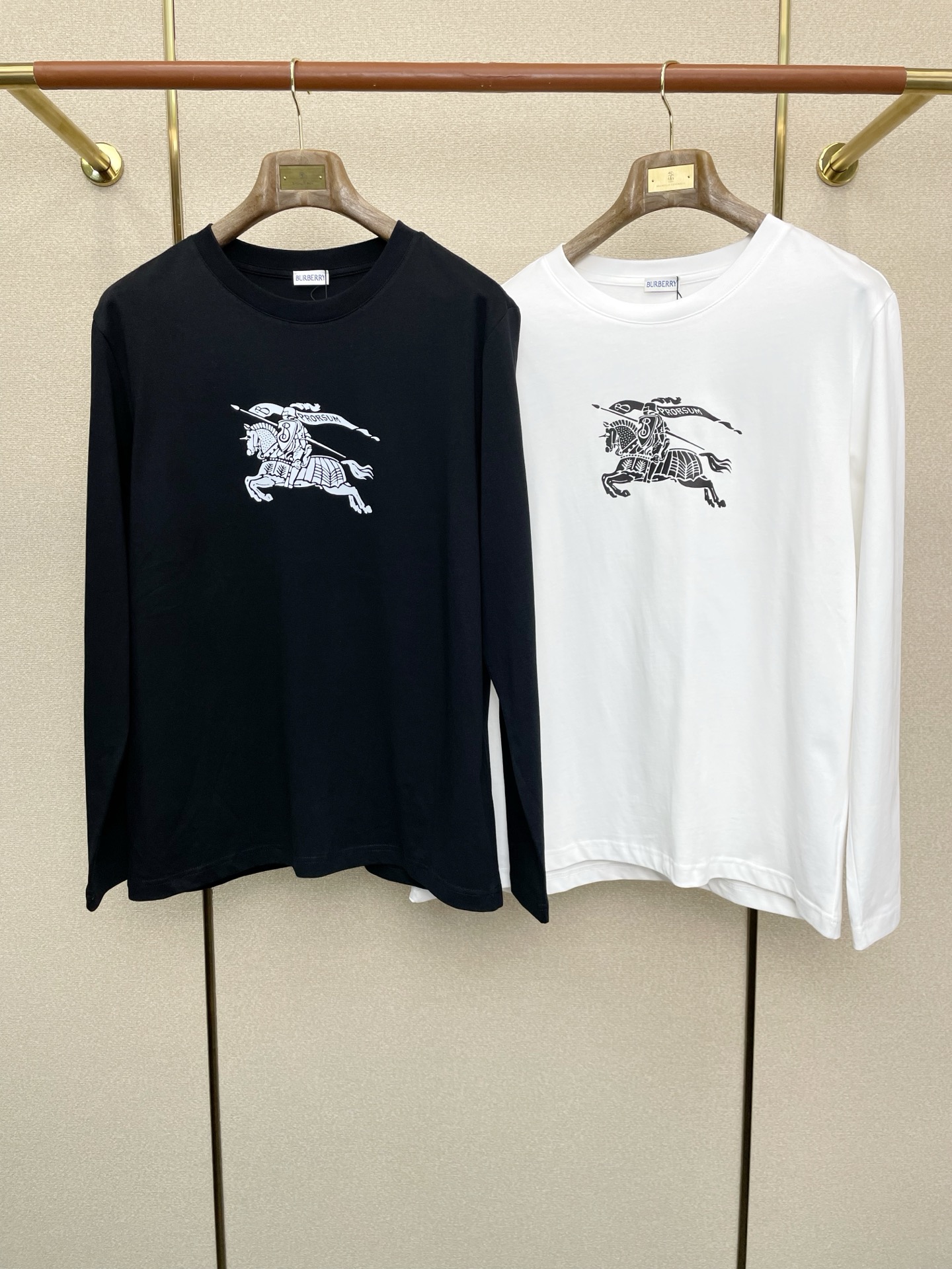 NO:607403,.Burberry exclusively supplies new original men's casual long sleeves. High-end customization. High version. Fashionable and versatile original imported fabrics. Logo pattern design on collar and hem. Super soft and delicate feel. Skin-friendly and comfortable to wear. High-end boutique. The upper body is exquisitely made by the factory. Men's must-have items. Three complete standards. Sizes M-2XL,,burberry,burberry,alexander wang19860909.Burberry巴宝莉独家专供新款原单男士休闲长袖 高端定制 高版本 时尚百搭爆款原版进口面料 领口衣摆 logo图案设计 手感超柔软细腻 穿着亲肤舒适 高端精品 代工厂精细做上身非常赞 男士必备单品 三标齐全 尺码M-2XL,,burberry,burberry,alexander wang,Men's clothing