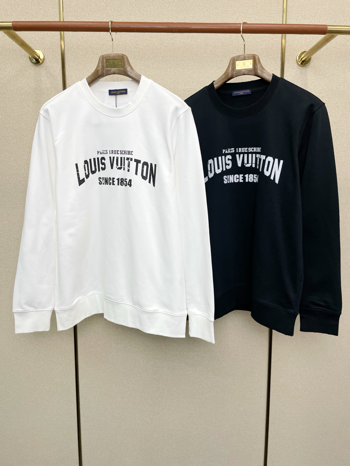 NO:607433,.Louis Vuitton Louis Vuitton exclusively provides new original men's casual sweatshirts. High-end customization. High version. Fashionable and versatile original imported fabrics. Logo pattern design on collar and hem. Super soft and delicate feel. Skin-friendly and comfortable to wear. High-end boutique. The upper body is exquisitely made by the factory. Men's essential items. Complete three standards. Sizes M-2XL, Louis Vuitton, Louis vuitton, hoodie, sweatshirts, alexander wang19860909.Louis Vuitton路易威登独家专供新款原单男士休闲卫衣 高端定制 高版本 时尚百搭爆款原版进口面料 领口衣摆 logo图案设计 手感超柔软细腻 穿着亲肤舒适 高端精品 代工厂精细做上身非常赞 男士必备单品 三标齐全 尺码M-2XL,,louis vuitton,louis vuitton,hoodie,sweatshirts,alexander wang,Men's clothing