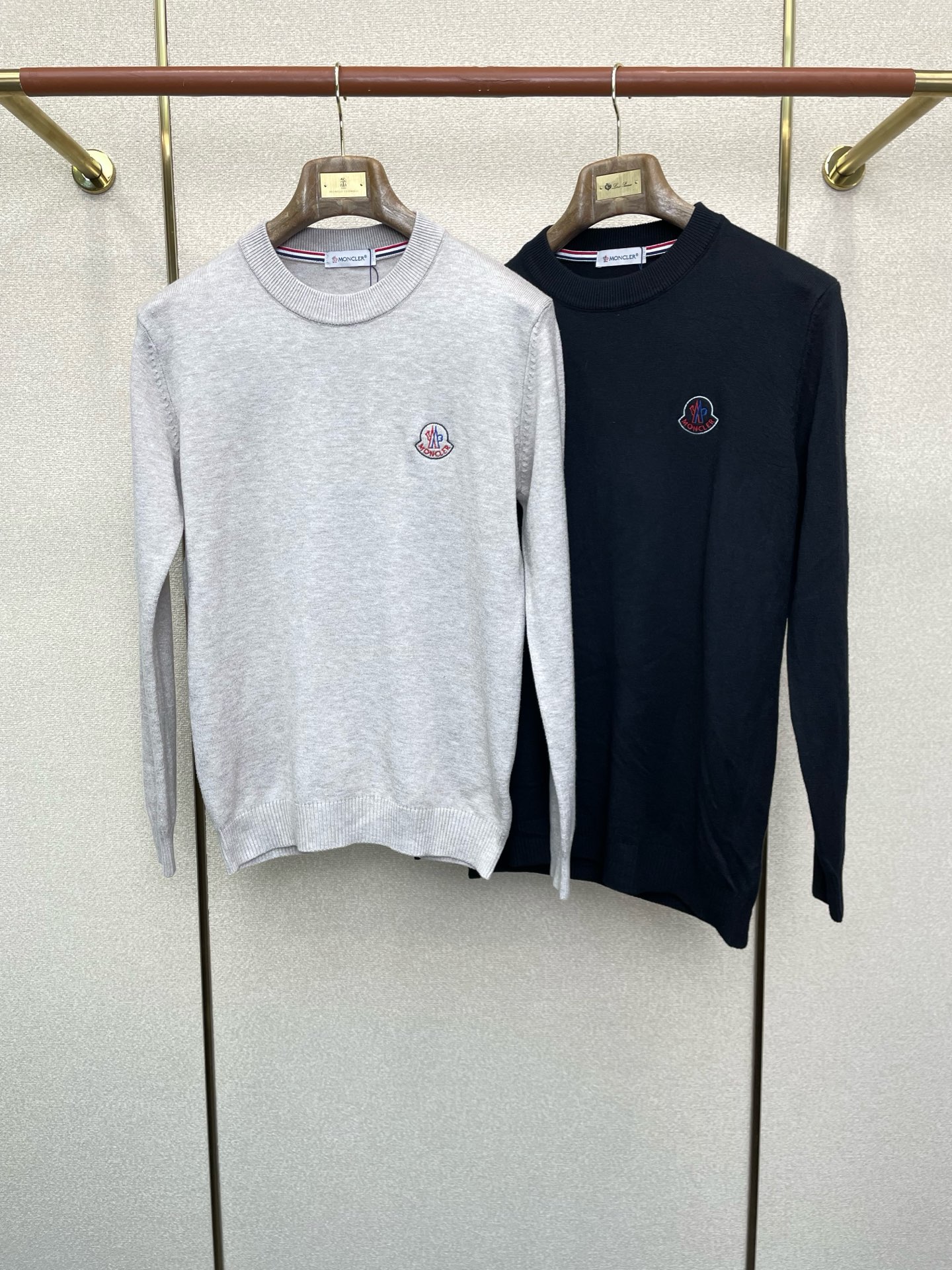 NO:607384,.Moncler exclusively offers new original men's casual sweaters. High-end customization. High version. Fashionable and versatile original imported fabrics. Logo pattern design on collar and hem. Super soft and delicate feel. Skin-friendly and comfortable to wear. High-end boutique. The upper body is exquisitely made by the factory. Men's must-have items. Three complete standards. Sizes M-4XL, Moncler, sweaters, alexander wang19860909.Moncler蒙口独家专供新款原单男士休闲毛衣 高端定制 高版本 时尚百搭爆款原版进口面料 领口衣摆 logo图案设计 手感超柔软细腻 穿着亲肤舒适 高端精品 代工厂精细做上身非常赞 男士必备单品 三标齐全 尺码M-4XL,,Moncler,sweaters,alexander wang,Men's clothing